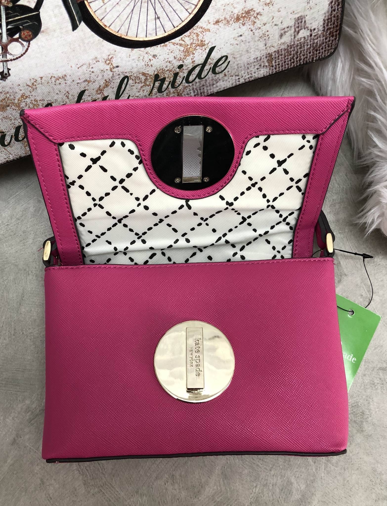 New in !!! รุ่นหายาก Kate spade new york crossbody bag พร้อมส่งค่ะ กระเป๋าสะพายข้างแบบครอสบอร์ดี้ วัสดุหนังซาฟเฟียโน่ ทรงเก๋ เปิดปิดกระเป๋าแบบตัวล็อคอะไหล่แบรนด์ทองหรูมากๆ ด้านในโล่ง ใส่มือถือ i6,6splus,7,7plus,8,plus,iX,สมุดธนาคาร บอกเลยได้เยอะจ้าา มีช่อ