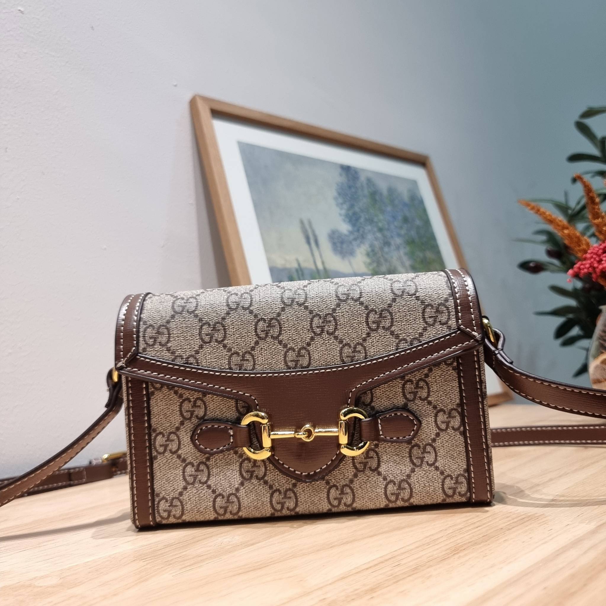 Set 3 ชิ้น Gucci Horsebit 1955 Mini Bag / GG crossbody horizon mini bag box set ชวนสะสม ใครมองหาของขวัญอยู่ เซ็ทนี้จัดว่าเลิศมาก! กับการจับเอารุ่นยอดฮิต มามิกซ์รวมกับไอเท็มสุดคุ้มของมันต้องมี!! จัดเรียงให้อยู่ในกล่อง box set ลิมิเต็ด ที่มีทั้งแว่นตา gentl