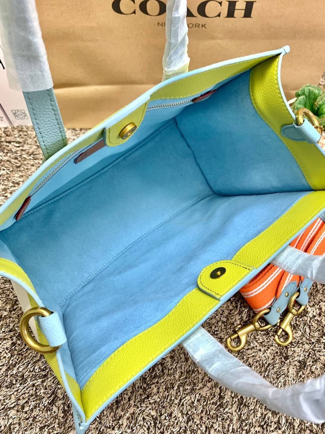 COACH FIELD TOTE 30 IN COLORBLOCK WITH COACH BADGE ((C0777)) พร้อมส่งอีกครั้ง! ไม่มีสักใบยังไงไหว สีคือผู้ดี แจ่มใส ละมุนตา ไม่ฉูดฉาด แถมคุณภาพเต็ม100 เหมือนเดิมเลยค่ะ! กระเป๋าทรงTote ใบใหญ่ หนังแท้อย่างดี ลายหนังสวยมากๆ หลงรักแน่นอน คอนเฟิร์มค่าา! สีที่ใ