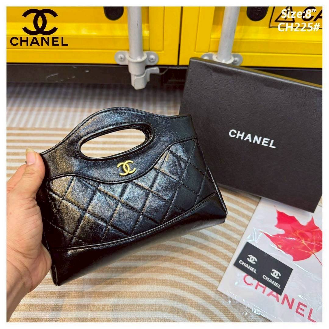 Chanel 31 Mini Shopping Bag กระเป๋าสะพายพร้อมหูจับในตัวทรงสวยมาก ขนาดกำลังดี ปุ๊กปิ๊กน่ารัก ใช้งานสะดวก แมทชุดง่าย ทุกลุค ทุกสไตล์ เป็นไอเท็มสวยรับทรัพย์ก่อนปีใหม่ได้เลย