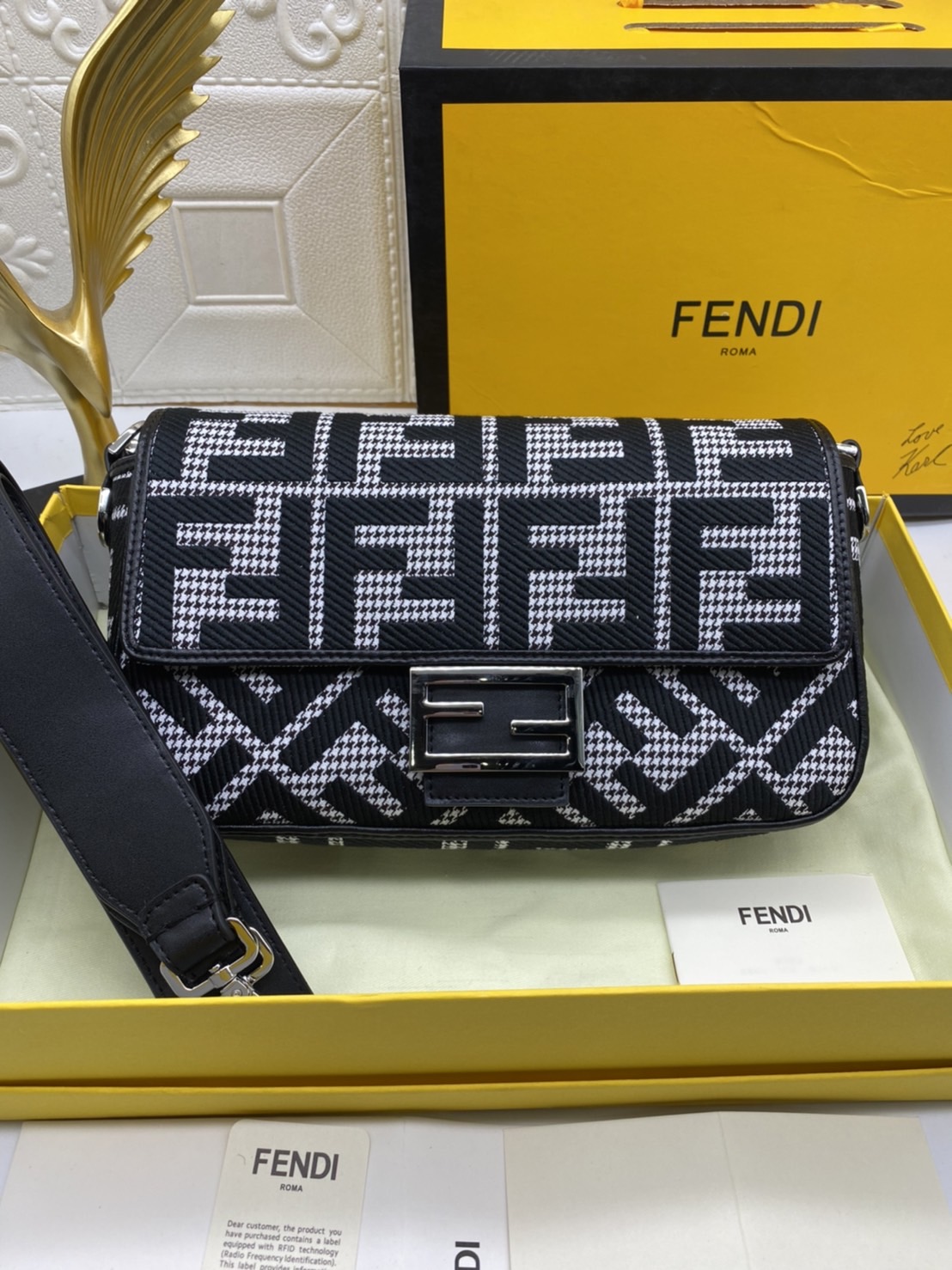 Fendi Baguette FF Tapestry Fabric Bag 26cm เกรดออริจินอล กระเป๋าทรง Baguette ลวดลาย FF สไตล์วินเทจ สามารถถือด้วยมือหรือสะพายไหล่หรือสะพายข้างด้วยที่จับหนังและสายสะพายไหล่ ทั้งสองแบบถอดออกได้ สวยหรู ใบนี้ไม่ควรพลาดค่า