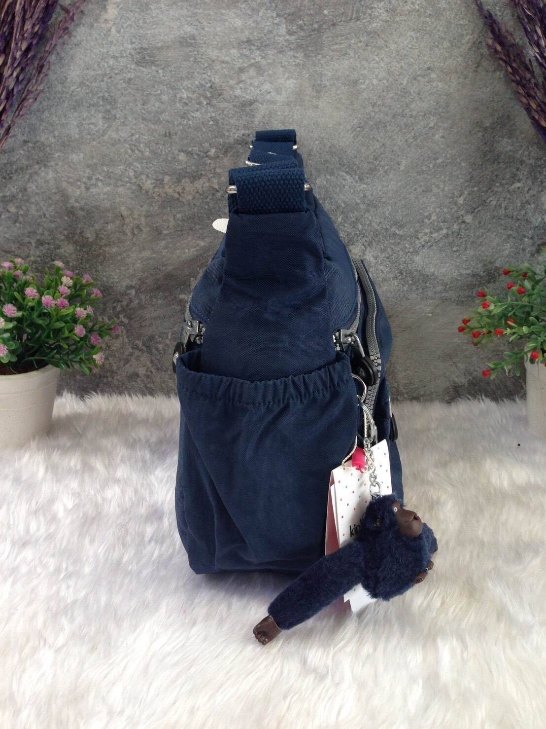 KIPLING Shoulder Bag (K25511) Outlet Hongkong กระเป๋าสะพาย วัสดุ nylon คุณภาพดี กันน้ำ ตามแบบฉบับแบรนด์ แบ่งเป็นช่องซิป 5 ช่อง สามารถใส่ไอแพด กระเป๋าสตางค์ใบยาว และมือถือได้ทุกรุ่นค่ะ จุคุ้มมากๆ น้ำหนักเบา สายสะพายปรับได้ จะสะพายไหล่ หรือ crossbody ได้สบา