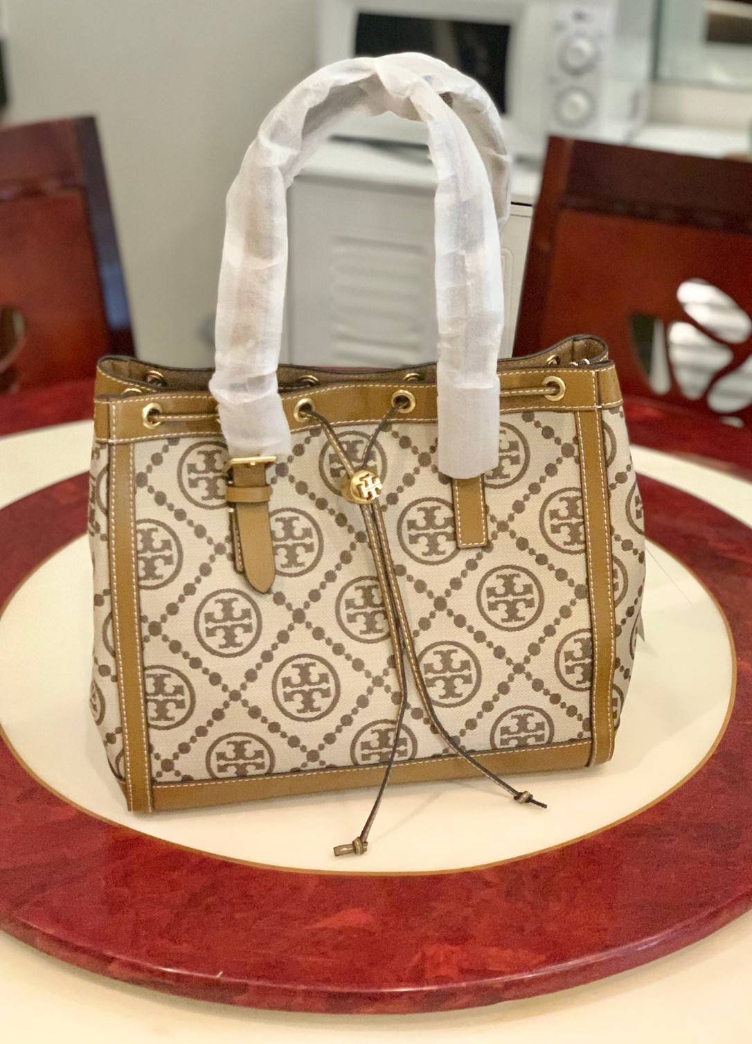 OUTLET 】Tory Burch T Monogram Jacquard Tote Bag ใบใหญ่ใส่จุมากค่ะสาวๆ! พร้อมส่ง! กระเป๋าที่สามารถใช้ได้กับทุกๆวัน วัสดุJacquard+หนัง ได้ลงตัว สวยงามค่ะ ปากกระเป๋าแบบหูรูด ที่จับอะไหล่แบรนด์สวย ภายในกระเป๋ากว้างมากๆ สาวๆที่สัมภาระเยอะนี่หายห่วงไปเลยค่ะ มีช
