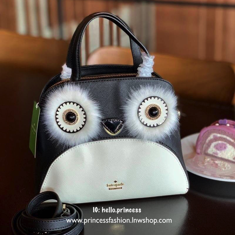 Kate spade new york penguin crossbody bag 📌สินค้าแนะนำ รุ่นหายากค่ะ!! กระเป๋าถือหรือสะพายข้าง วัสดุหนังซาฟเฟียโน่ หนังนิ่มมือ น้ำหนักเบาค่ะ ด้านหน้าแต่งดีเทลรูปตาติดขนมิ้งได้สุดเก๋มากๆค่ะ ช่องใส่กระเป๋าแบ่งเป็น3ช่อง มีข่องซิปหลักตรงกลาง แต่ละช่องก