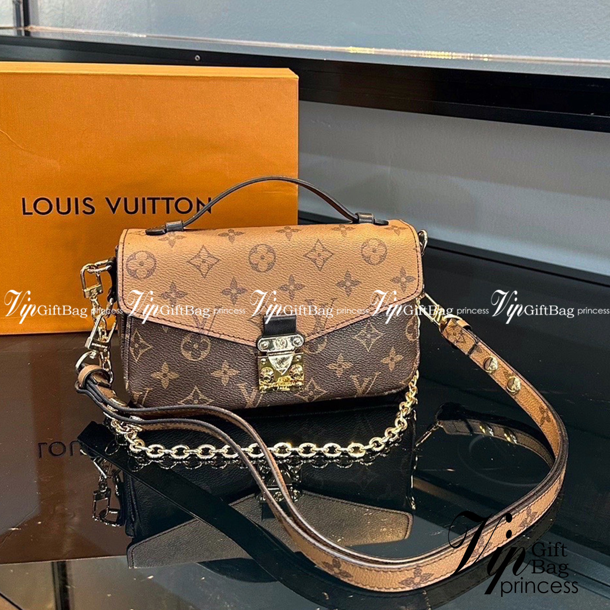 LV Pochette Métis East West กระเป๋าสะพาย พร้อมสายโซ่สีทองสำหรับสะพายไหล่แบบสั้นอย่างมีสไตล์ และสายหนังถอดได้ กระเป๋า Monogram แคนวาส แต่งขอบหนัง และตัวล็อกแบบ S-lock อันเป็นเอกลักษณ์ ของความหรูหรา พร้อมส่งที่ไทย ภาพถ่ายจากงานขายจริง ใช้งานต่างประเทศได้