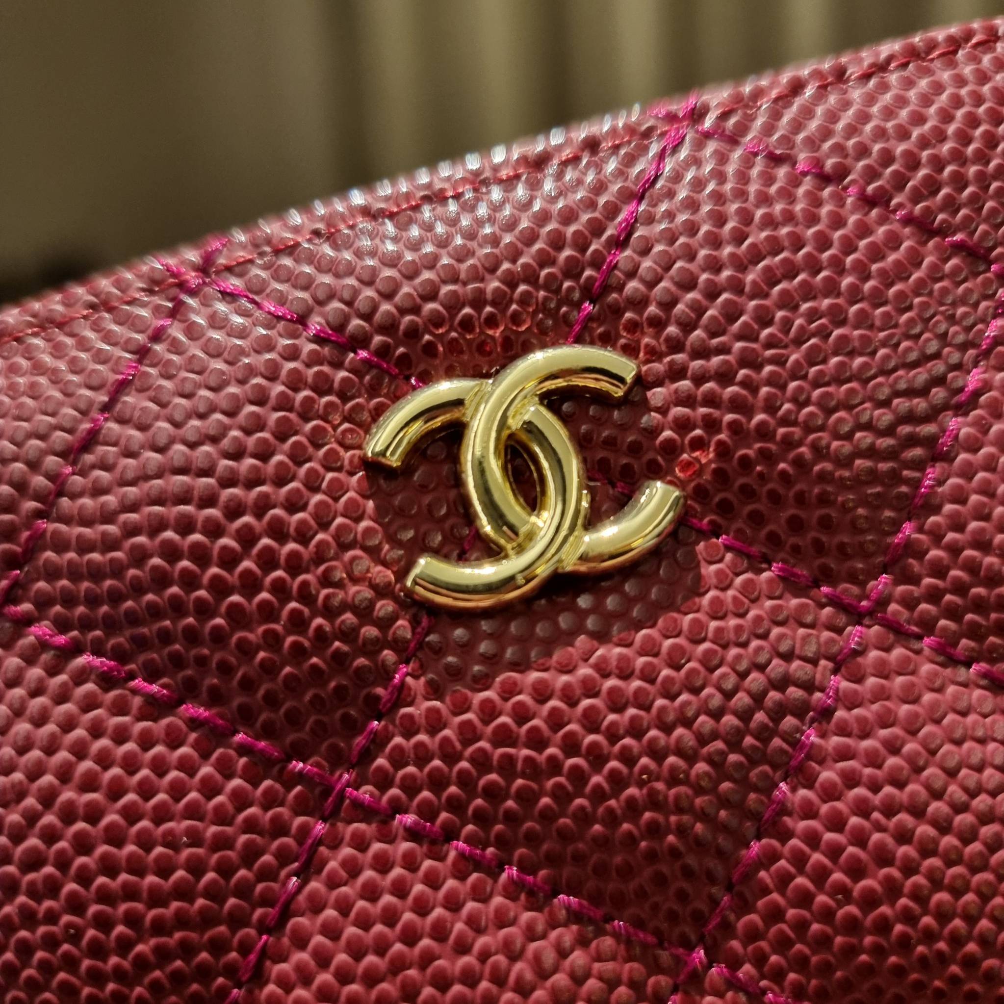 กระเป๋าสตางค์ใบสั้นรุ่นซิปรอบ จาก Chanel เรียบหรู ดูไฮน์ วัสดุหนังสังเคราะห์ลายคาร์เวีย ด้านในเป็นหนังซาฟเฟียโน่ เปิด-ปิดด้วยซิป รูดใช้งานง่าย ภายในกระเป๋ามีช่องใส่บัตร ใส่ธนบัตรได้ (แบบพับ) ดีไซน์เรียบหรูตามสไตล์ ใช้แล้วเฮง ใช้แล้วรวย จัดเลยจ้าา 🥰