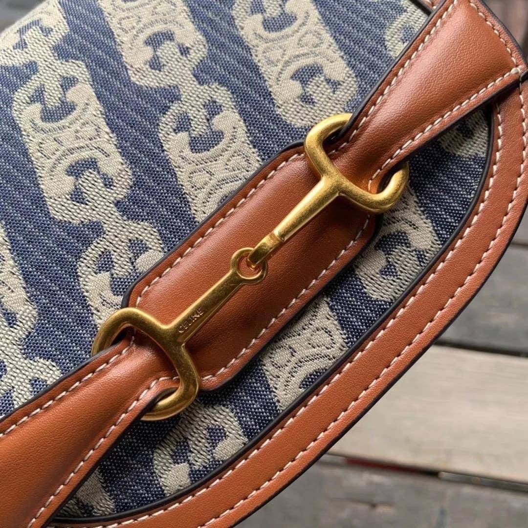 VIP 】หนังแท้ CELINE CROSSBODY BAG CELINE CRECY IN MAILLOM TRIOMPHE JACQUARD AND CAFTSKIN BAG กระเป๋าสะพายทรงสวยหรูอยู่ทรงเปิดปิดด้วยฝาปิดกระดุมโลโก้แบรนด์ ภายในโล่ง ขนาดกะทัดรัด น่ารัก สายสะพายหนังยาวปรับระดับได้จะสะพายไหล่หรือ CROSSBODY ก็ดูดี ตัวจริงสวย