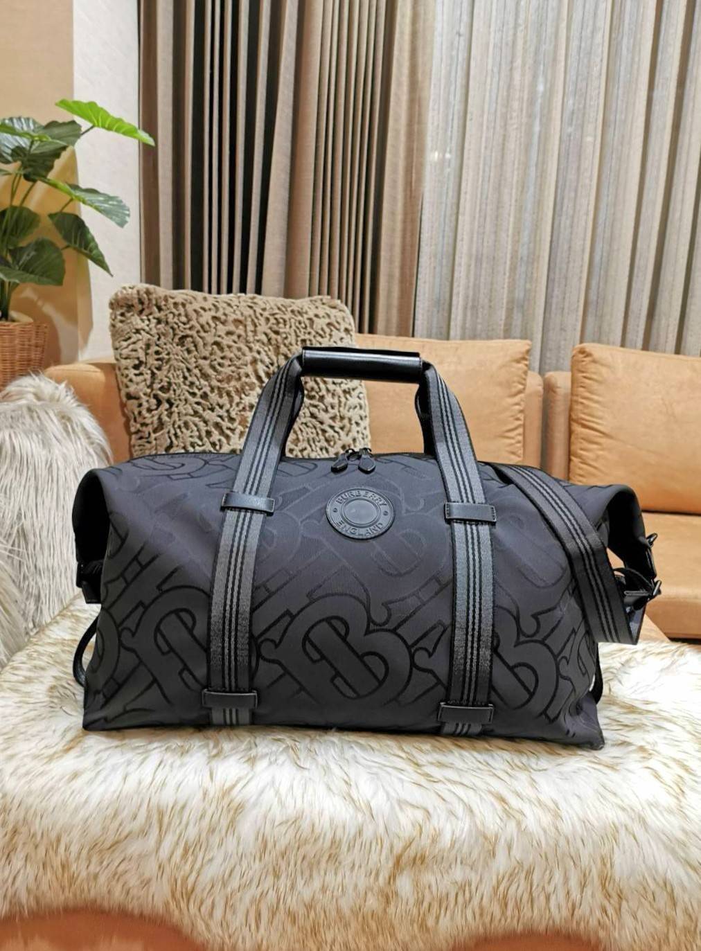 BURBERRY FRAGRANCES MONOGRAM TRAVEL BAG GIFT WITH PURCHASE GWP Limited จาก BURBERRY PURFUME COUNTER วัสดุ POLYAMIDE ขึ้นลาย Monogram คอลเลคชั่นล่าสุด ใบใหญ่จุใจแ2ต่น้ำหนักเบา ใส่สัมภาระขึ้นเครื่องเดินทางได้ ใส่เสื้อผ้า รองเท้า เอกสาร A4 iPad Notebookได้ ภ