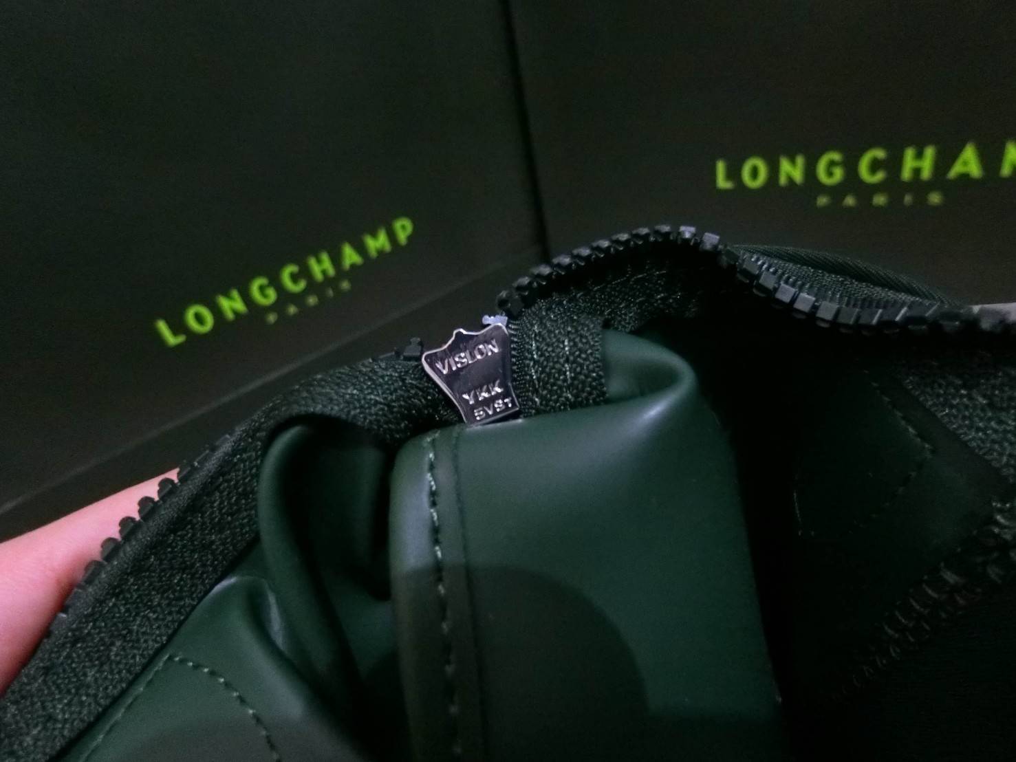 Longchamp Size S สินค้าใหม่ ของแท้!! เป็นล็อตผลิตเกินออเดอร์จากโรงงาน มาพร้อมการ์ด/ถุงผ้าแบรนด์/ถุงกระดาษแบรนด์ Size S: 25 x H. 23 x 16 cm. Color: Moss Green 794