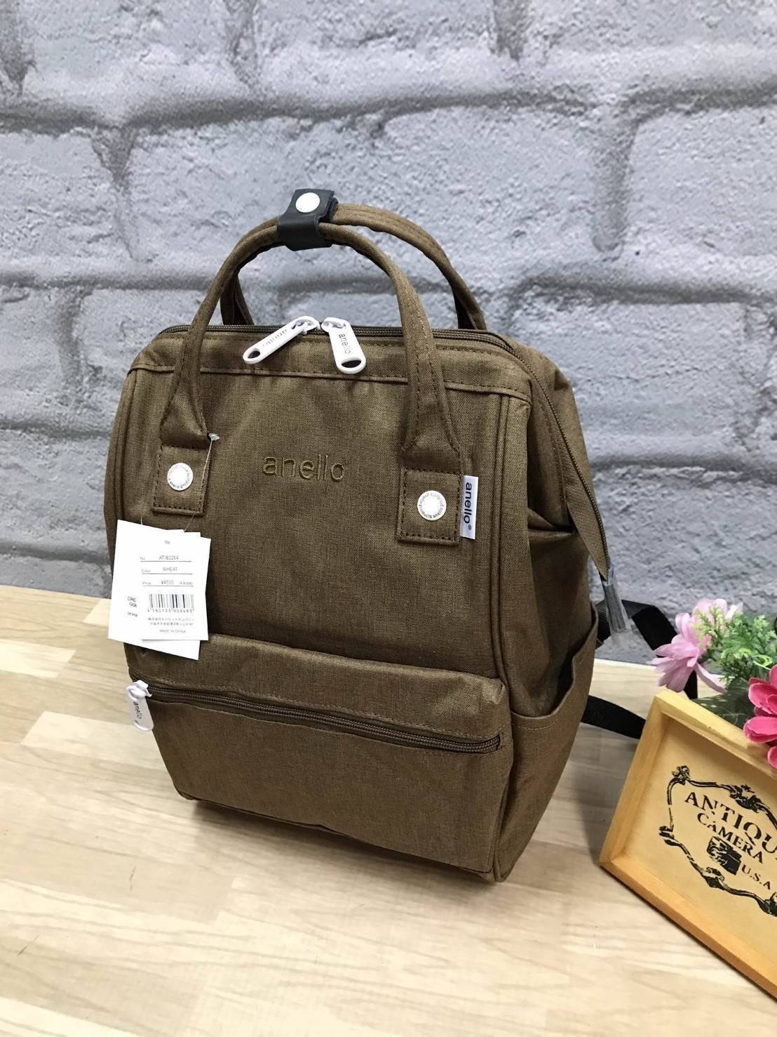 Anello Mottled Polyester Mini Backpack เป้แบรนด์ดังแห่งปี วัสดุ poleyester canvas เนื้อผ้าเรียบหรู และทันสมัย ดีเทลคล้ายรุ่น original ต่างตรงที่ด้านหน้าเป็นงานปักโลโก้สวยงาม และหัวซิป สกรีนโลโก้แบรนด์สีสันเข้ากับตัวกระเป๋า รุ่นชน shop มีหลากสีให้เลือกสรรค
