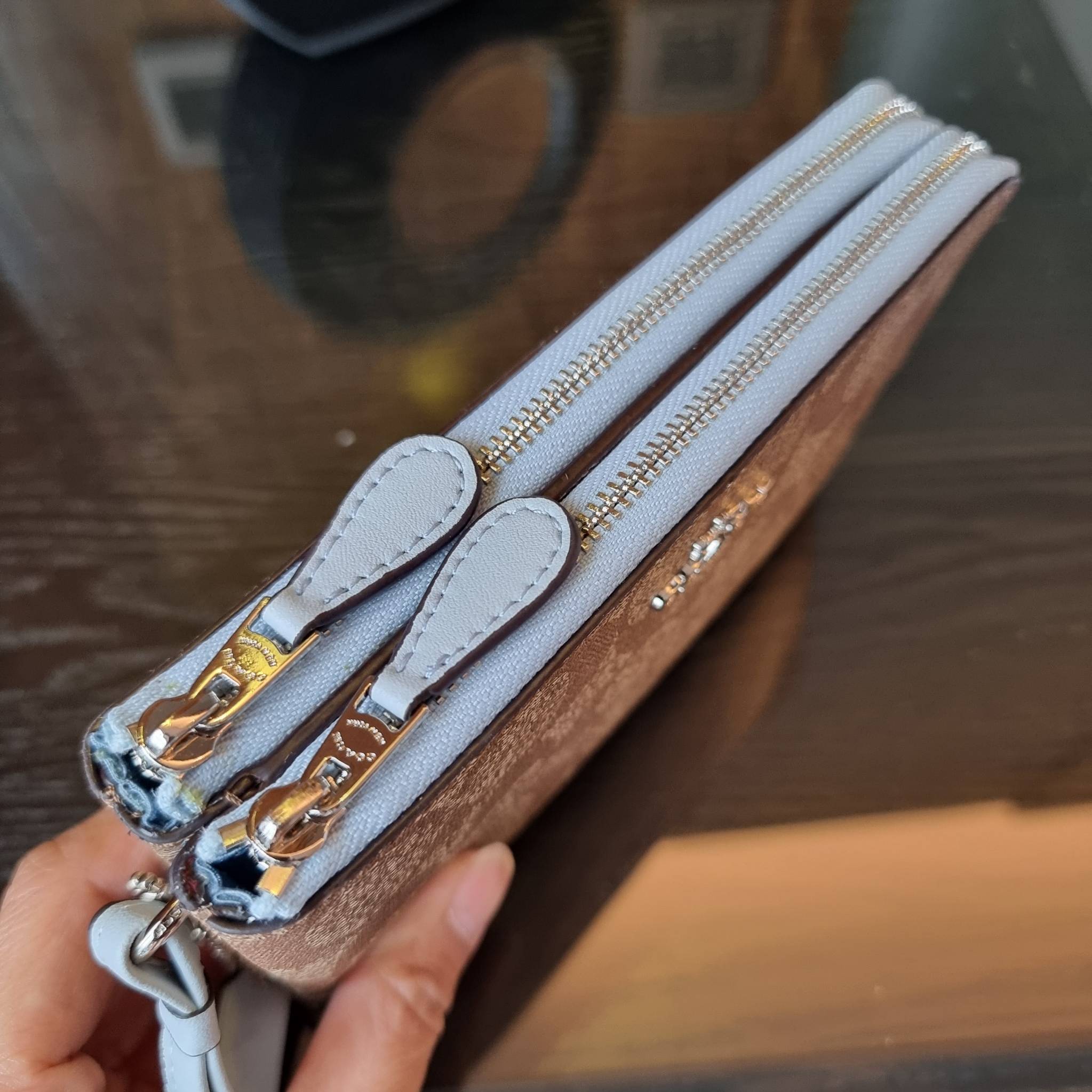 COACH F87591 DOUBLE CORNER ZIP WALLET IN SIGNATURE COATED CANVAS คล้องมือรุ่น 2 ซิป!! มาแล้วจ้า 🌟🤗 ไซส์นี้คือเหมาะมือจริงๆ พกง่ายเช่นเคย ไม่ต้องกังวลว่าจะเกะกะหรือกินพื้นที่กระเป๋าหลัก วัสดุหนังแคนวาสเคลือบลาย มีช่องหลักแยก 2 ช่อง ภายในบุผ