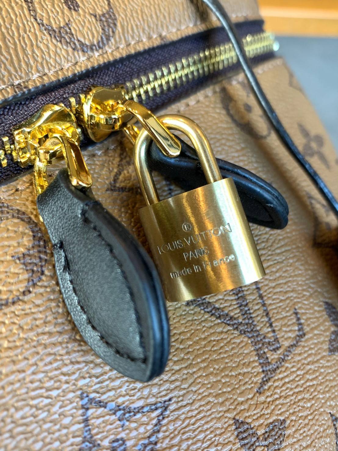 LOUIS VUITTON VANITY PM MONOGRAM 💫พร้อมส่ง จำนวนจำกัด พลาดคือรอนานมากค่ะ! กระเป๋า LV หิ้วก็เริ่ด สะพายข้างก็เก๋ ไม่แพ้กันเลยค่ะ หนังแท้ หนังนิ่มมาก จับแล้วไม่สากมือแข็งทื่อนะคะ! เปิดปิดกระเป๋าแบบซิปคู่รอบห้อยอะไหล่กุญแจแบรนด์พร้อมความหรูเข้ามาเพิ่