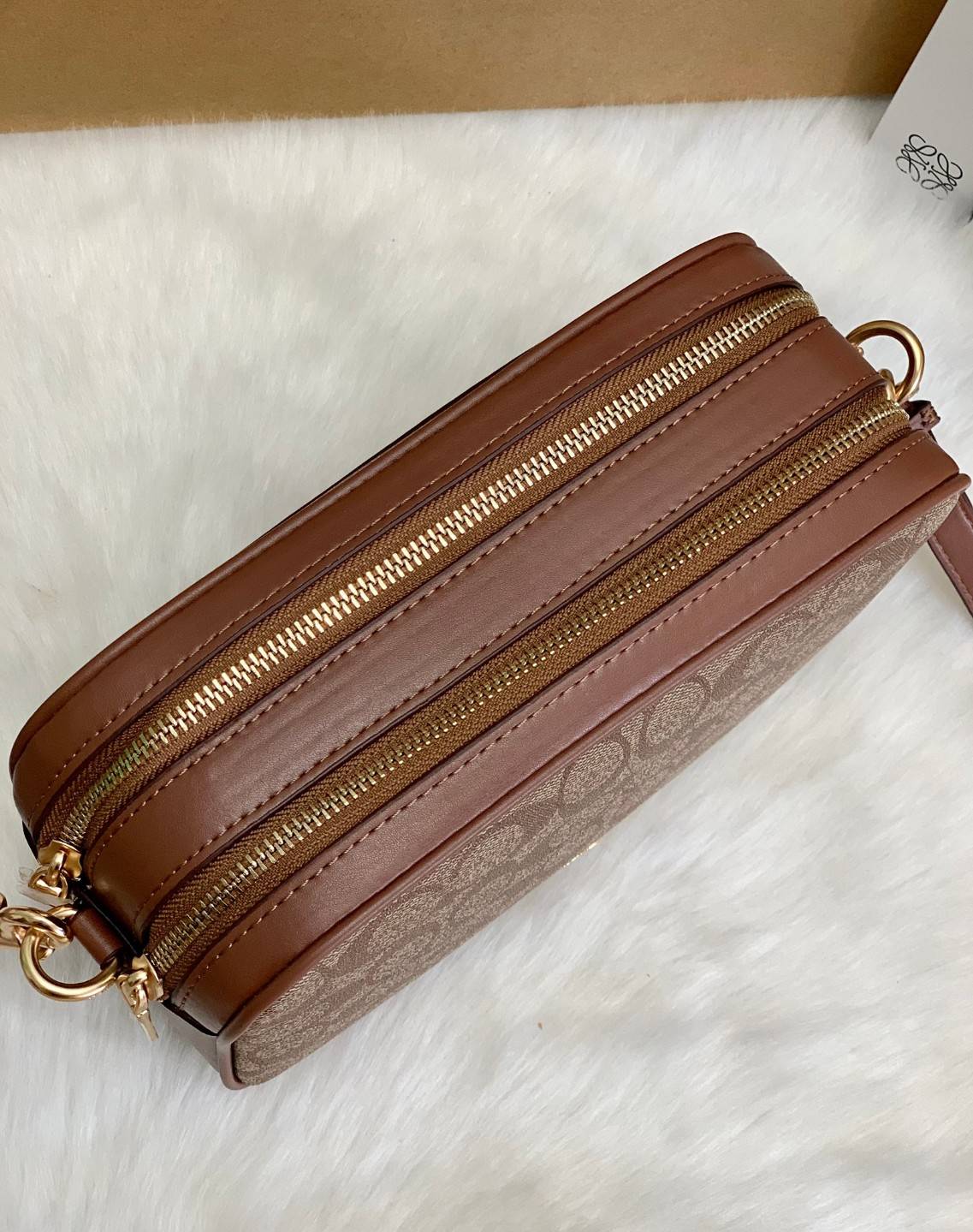 ใครรออยู่จัดเลยค่ะ มากี่รอบไม่พอจริงๆค่ะ😁 COACH JES CROSSBODY IN SIGNATURE BAG กระเป๋าสะพายข้าง//ครอสบอดี้ร์ วัสดุหนังแท้ หนังนิ่มทรงสวย 🔺อะไหล่ป้ายห้อยโลหะแบรนด์นะคะ กระเป๋าแบ่ง2ซิป แต่ละช่องกว้าง สามารถใส่กระเป๋าเงินใบยาวได้; ของจำเป็นได