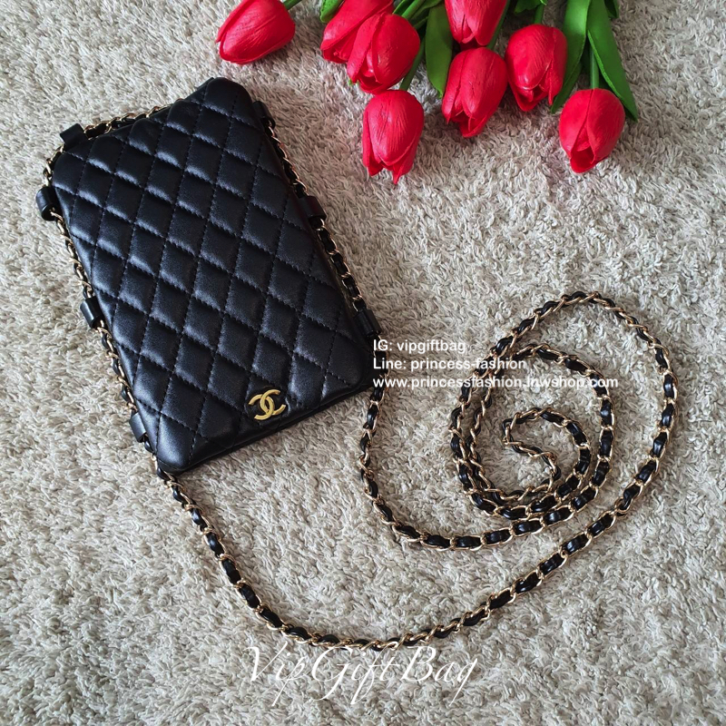 CHANEL VIP GIFT WOC BAG กระเป๋าสตางค์คล้องคอ/ Crossbody ที่กำลังมาแรงมาในตอนนี้ ตัวกระเป๋าเป็นกระเป๋าสตางค์หนังพียูพรีเมี่ยม **อะไหล่ทองทั้งใบ ด้านหน้าประดับโลโก้ CC สุดหรู เปิดปิดด้วยกระดุมแม่เหล็ก ใส่มือถืได้ทุกรุ่น ธนบัตรแบบพับ ปละเหรียญได้ ขนาดกำลังน่