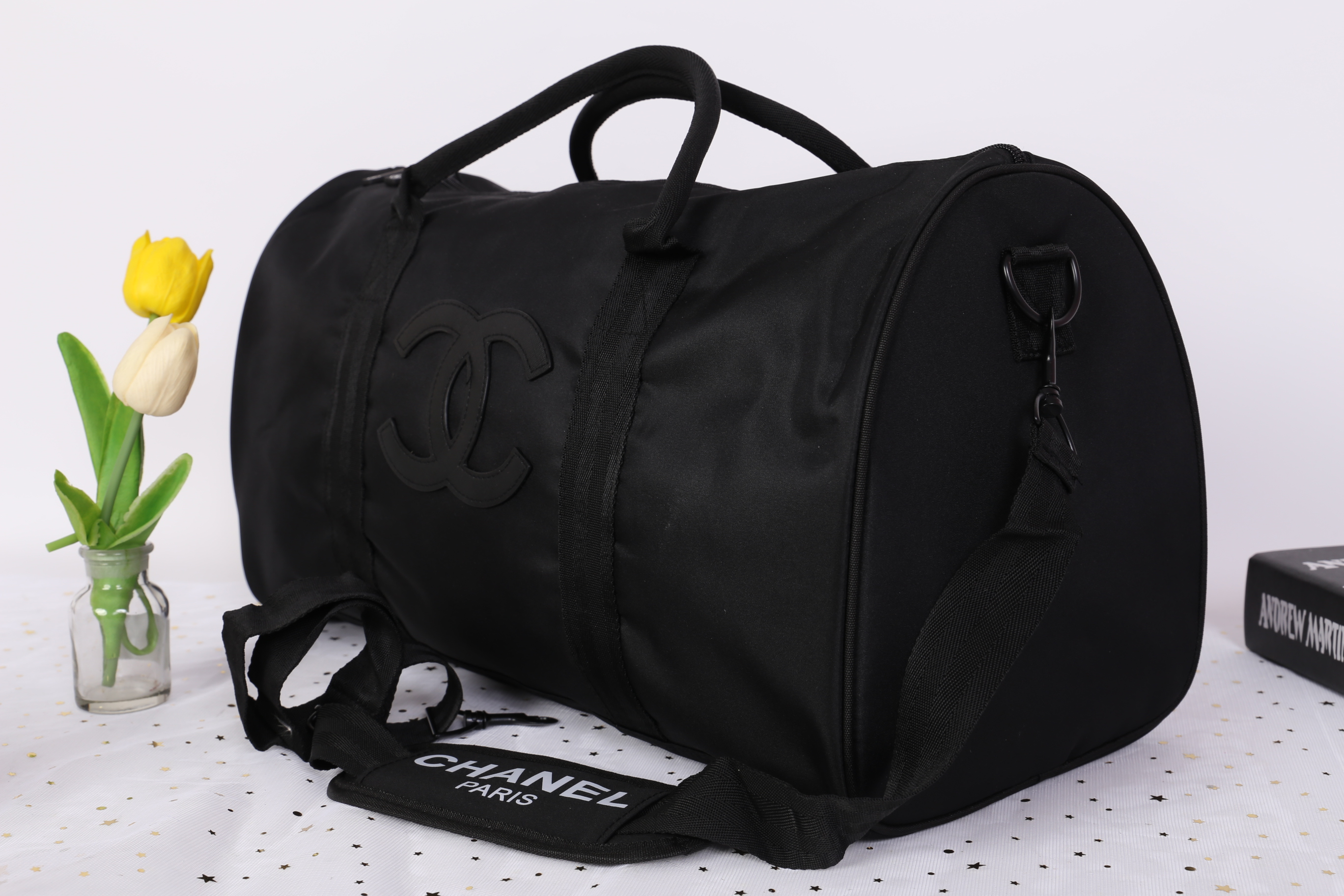 Best Seller ♡♡💃💃 กับทรง travel & fitness bag กับ Chanel VIP Gift Bag Travel Bag Gym Duffel Weekend จากงานพรีเมี่ยมกิ้ฟแบรนด์หรูอย่าง Chanel ของแท้100% ตัวกระเป๋าเป็นผ้า Oxford หนาอย่างดี **ปักโลโก้แบรนด์ดำสุดคลาสสิค เปิดปิดด้