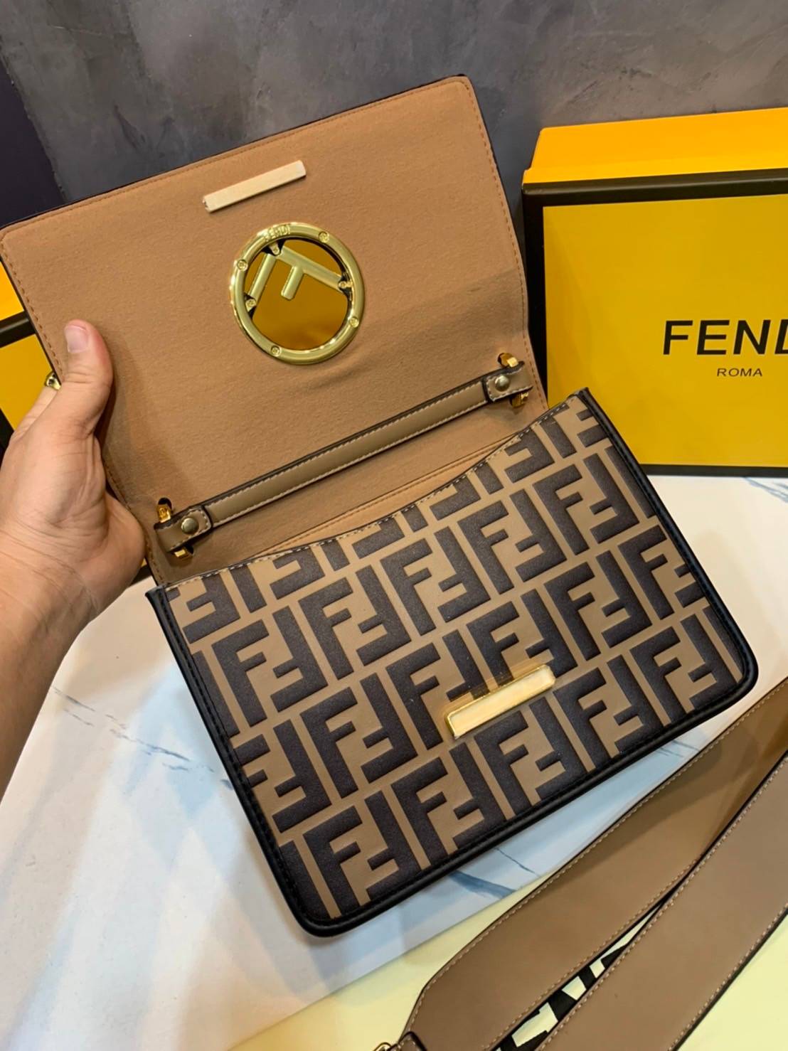 FENDI KAN leather bag เกรดออริจินอล ด้วยสีและลวดลายคลาสสิกตามแบบแบรนด์ เข้าได้กับสาวๆ ทุกสไตล์ บ่งบอกความเป็น FF ได้อย่างสมบูรณ์แบบ โทนสีแมตช์กับเสื้อผ้าได้ง่าย เสริมลุคสาวมั่นก็ลงตัว หรือเปลี่ยนมาติดสายสะพายยาวเพื่อสะพายคาดลำตัวก็ได้ความชิลและคล่องตัวไปอ