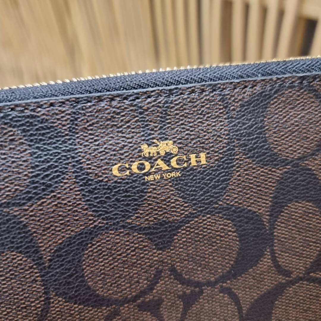 COACH F54057 DOUBLE ZIP WALLET IN SIGNATURE กระเป๋าคล้องมือ size L ใบนี้ใส่มือถือได้ทุกรุ่น ขนาดกำลังดี พกพาสะดวกมากๆ วัสดุหนังสังเคราะห์ ภายในเป็นผ้าสีสวยคม ใส่ธนบัตร ใส่บัตรได้เยอะ ใส่มือถือได้สบายๆทุกรุ่น ตอบโจทย์สาวๆที่ไม่ชอบพกเยอะวุ่นวายจ้า ใบนี้เอาอ