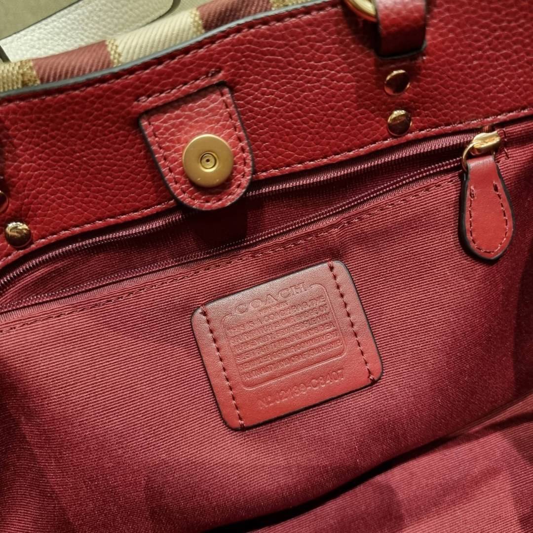 ใบใหญ่ COACH C8407 DEMPSEY CARRYALL IN SIGNATURE JACQUARD WITH STRIPE AND COACH PATCH ใบใหญ่ จุใจ คอลเลคชั่นใหม่ สีที่สาวๆรอคอย สวยคม ละมุนและมีความหรูในตัว กับกระเป๋าทรงโท้ท ไซส์ใหญ่ที่สามารถจุของได้แบบไม่ต้องกังวล ฟังก์ชั่นการใช้งานสะดวกที่สุด มีทั้งสาย