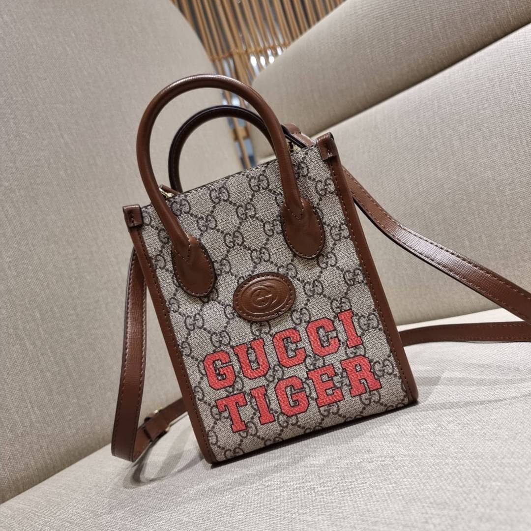 GUCCI Tiger GG mini tote bag ไซส์มินิ ร้อนแรงไฟลุก!! ต้อนรับปีเสืออย่างเป็นทางการ จัดให้แบบเลิศๆ กับกระเป๋าทรงโท้ท วีไอพีพรีเมี่ยมกิ๊ฟ ไซส์มินิ โดดเด่นด้วยฟอนท์ตัวใหญ่ สวยเอกลักษณ์ วัสดุหนังแคนวาสตัดขอบด้วยหนังแท้ ภายในเป็นช่องโล่ง ใส่ของจุกจิกได้ ใส่โทรศ