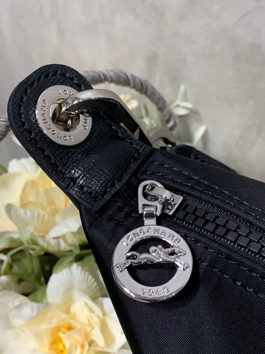 Longchamp Le Pliage Neo Size M มาพบกับกระเป๋ารุ่นยอดนิยม ที่สาวๆ ต้องมีไว้เก็บไว้สักใบ กระเป๋าโท้ทใบนี้ มาพร้อมกับสีที่มีสไตล์เรียบง่าย มีสายสะพายยาวช่วยให้คุณสามารถสะพายไหล่ได้อย่างสบาย ในขณะที่ที่ปิดแบบซิปช่วยให้คุณมั่นใจได้ว่าของด้านในมีความปลอดภัย Le 