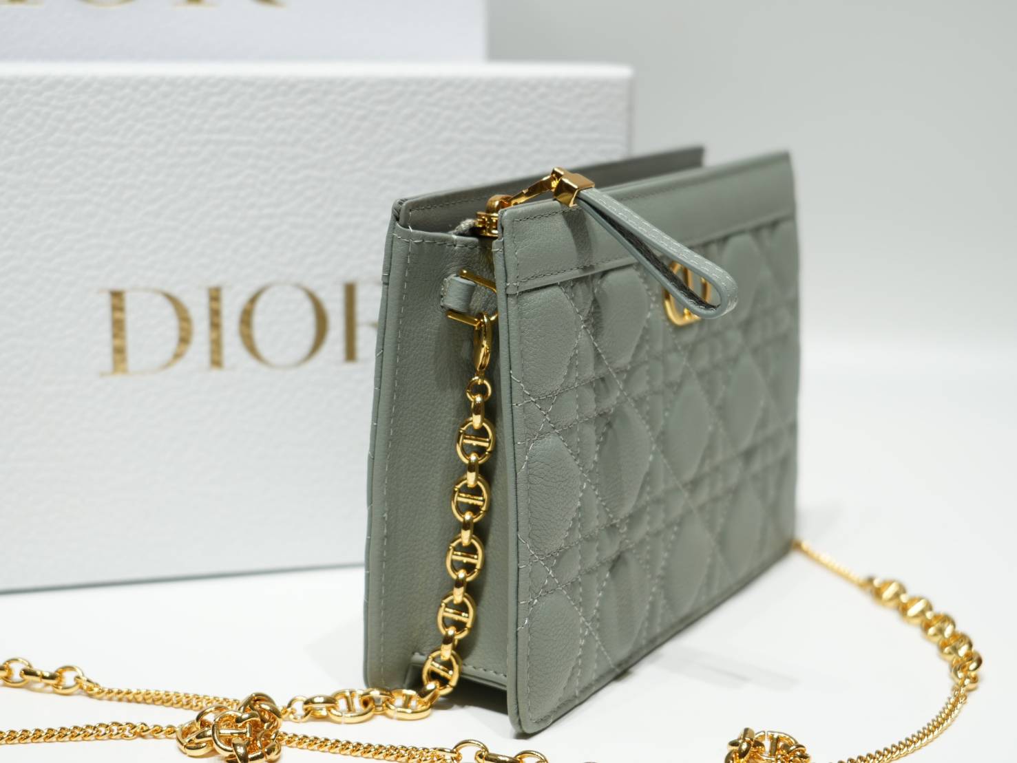 Caro Every Dior Pouch / Dior Clutch Bag Cloud Supple Cannage Leather กระเป๋าทรงคลัชพอช หนังแท้ ทรงเสนห์ผสมผสานดีไซน์ทันสมัยและใช้งานง่ายได้จริงหลายโอกาส เกรดท็อปออริ เทียบแท้ 1:1 ใช้งานต่างประเทศ