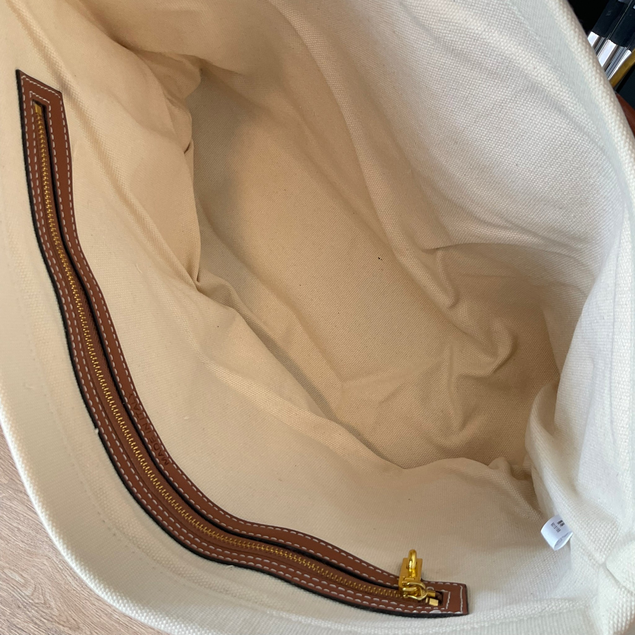 รุ่นขายดีในตำนาน! Celine Horizontal Cabas Canvas / CELINE TOTE BAG กำลังมาแรงในยุคปัจจุบันเลยทีเดียวเพราะด้วยขนาดและดีไซน์ของกระเป๋าแบบถุงกระดาษทรงสี่เหลี่ยมผืนผ้า