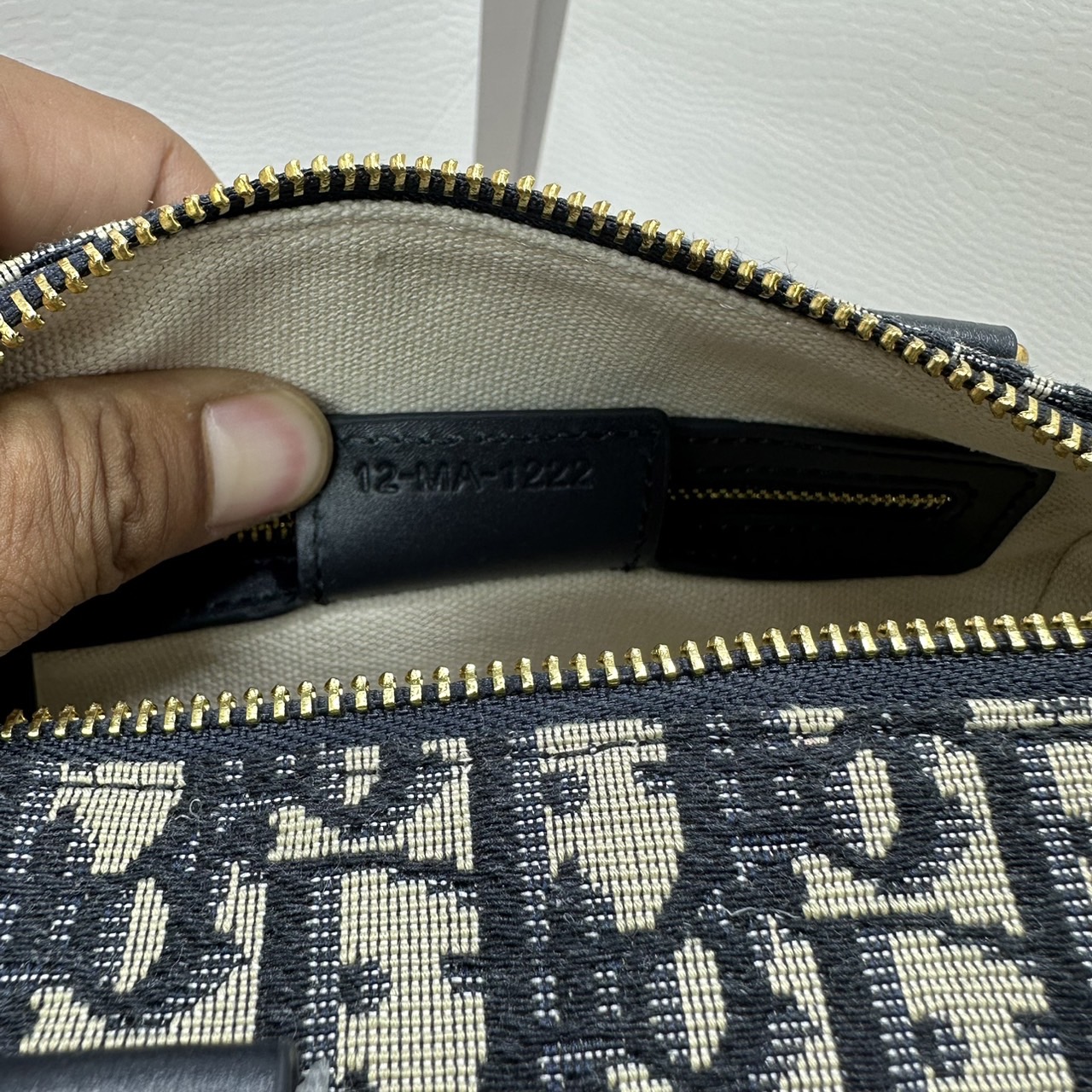 DIOR Groove 20 Bag / Dior Keepall Macrocannage Leather / Oblique Jacquard กระเป๋าสะพายทรงบอสตัน Keepall ทันสมัยและสง่างาม ใช้งานได้ทั้งแบบสะพายไหล่หรือสะพายแบบครอสบอดี้ เหมาะเป็นไอเทมคู่ใจในชีวิตประจำวัน เกรดออริ 1:1