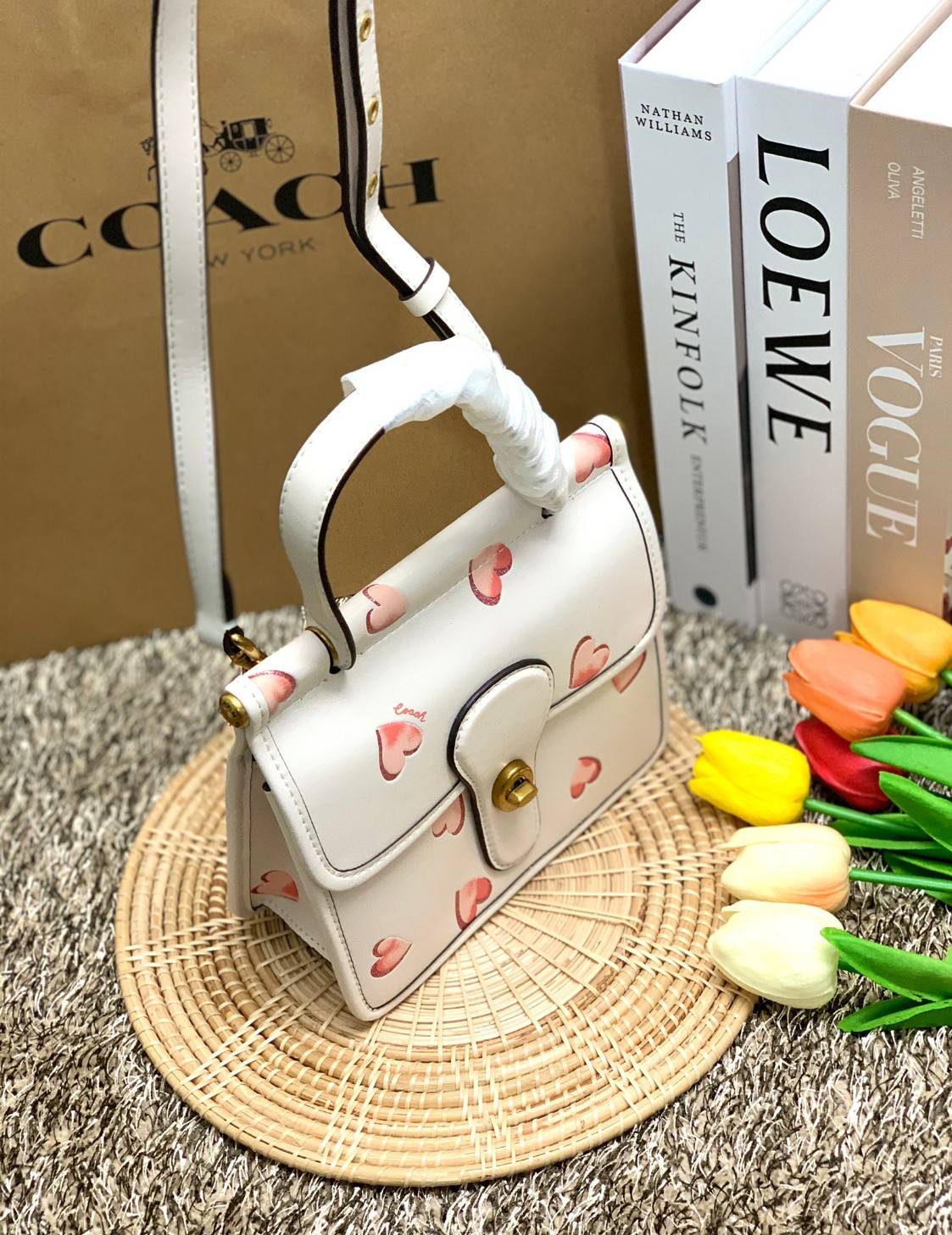 COACH LIMITED EDITION WILLIS TOP HANDLE 18 WITH HEART PRINT ((c3919)) พร้อมส่งที่ไทย ได้ไปหลงรักแน่นอนค่ะ! กระเป๋าหิ้วหรือสะพายข้าง หนังแท้นิ่มสวยงาม ❤️จุดเด่นคือตัวกระเป๋าปริ้นลายหัวใจทั้งใบ ดูหวานน่ารักมากๆค่ะ เปิดปิดกระเป๋าแบบหมุนล็อค ภายในมีช่อ