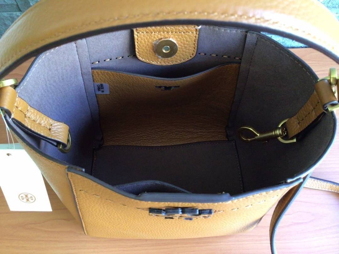 คอลเลคชั่นขายดี มากี่รอบๆ ก็หมดไวทุกรอบ!! TORY BURCH MCGRAW MINI BUCKET BAG กระเป๋าสะพาย และ ถือ คล้องแขน ทรงถัง สะพายได้ 2 ทรง ผลิตจากหนังแท้ หนังลูกวัว หนังนุ่ม หนังหอม น้ำหนักเบามากกก!! หนังลื่น นิ่มสวยมากๆ!! ด้านหน้าประดับโลโก้แบรนด์ ภายในโล่งกว้าง มี