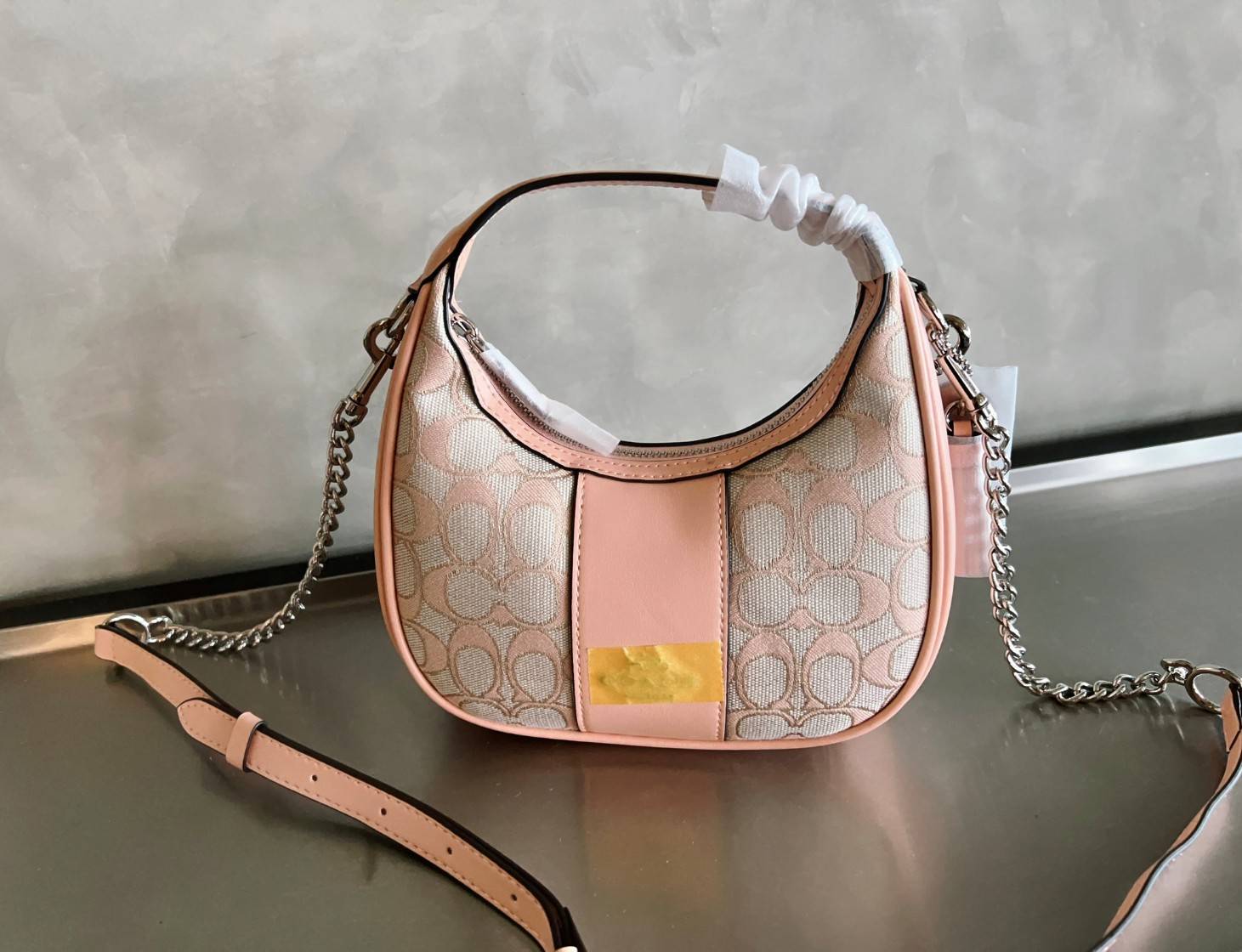 COACH CARMEN MINI CROSSBODY IN SIGNATURE JACQUARD กระเป๋ารูปทรงพระจันทร์โค้งมน น่ารักน่าใช้มากๆ!! เกรดท็อปออริ เกรดดีสุด สลับแท้ 1:1 ใช้ต่างประเทศได้
