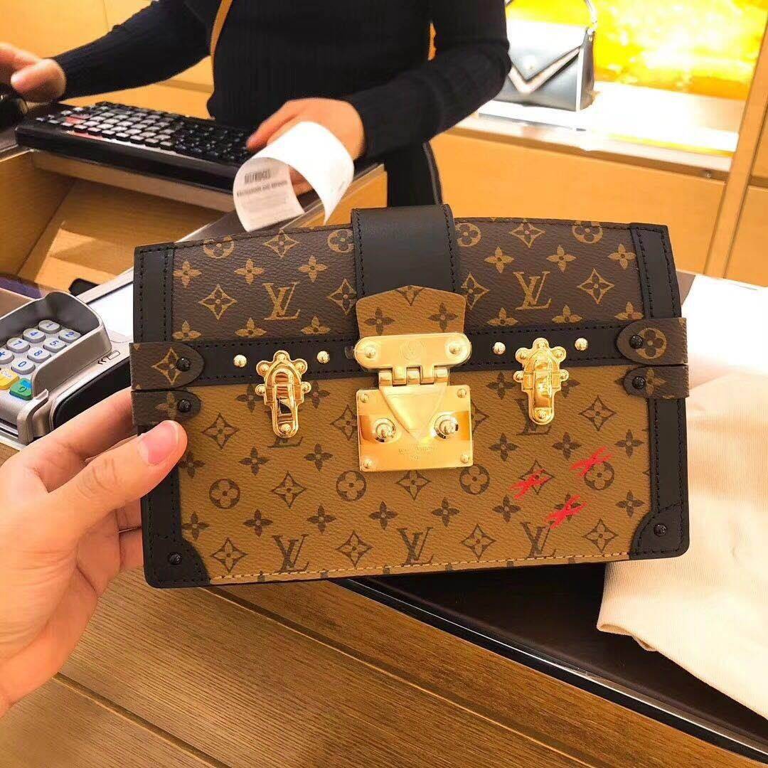 LOUIS VUITTON TRUNK CLUTCH Monogram / LV TRUNK CLUTCH กระเป๋าสะพายกึ่งคลัทช์ ทรงสวย ที่สาวๆเรียกร้อง วัสดุหนังแคนวาส ดีไซน์ทุกอย่างได้ลงตัว หรูหรา ปากกระเป๋ามีสายคาดล็อค และช่องซิปปิด ภายในแบ่งสัดส่วนไว้ดีมากๆ มาพร้อมสายสะพายโซ่สลับหนัง ที่ถอดออกได้ พกเป็
