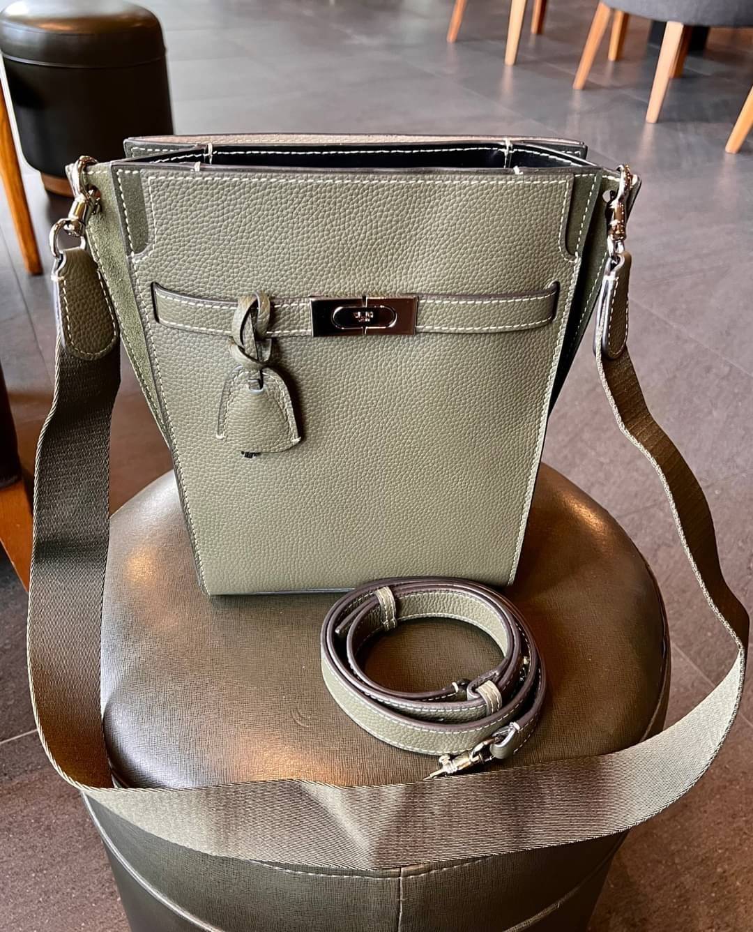 Large TORY BURCH LEE RADZIWILL PEBBIED BAG ((139014)) เป็นรุ่นที่สวย หรู น่าใช้มากๆค่ะ! ลุคหรูดูดีมากๆ กับกระเป๋าสะพายข้างจากTB ใบใหญ่