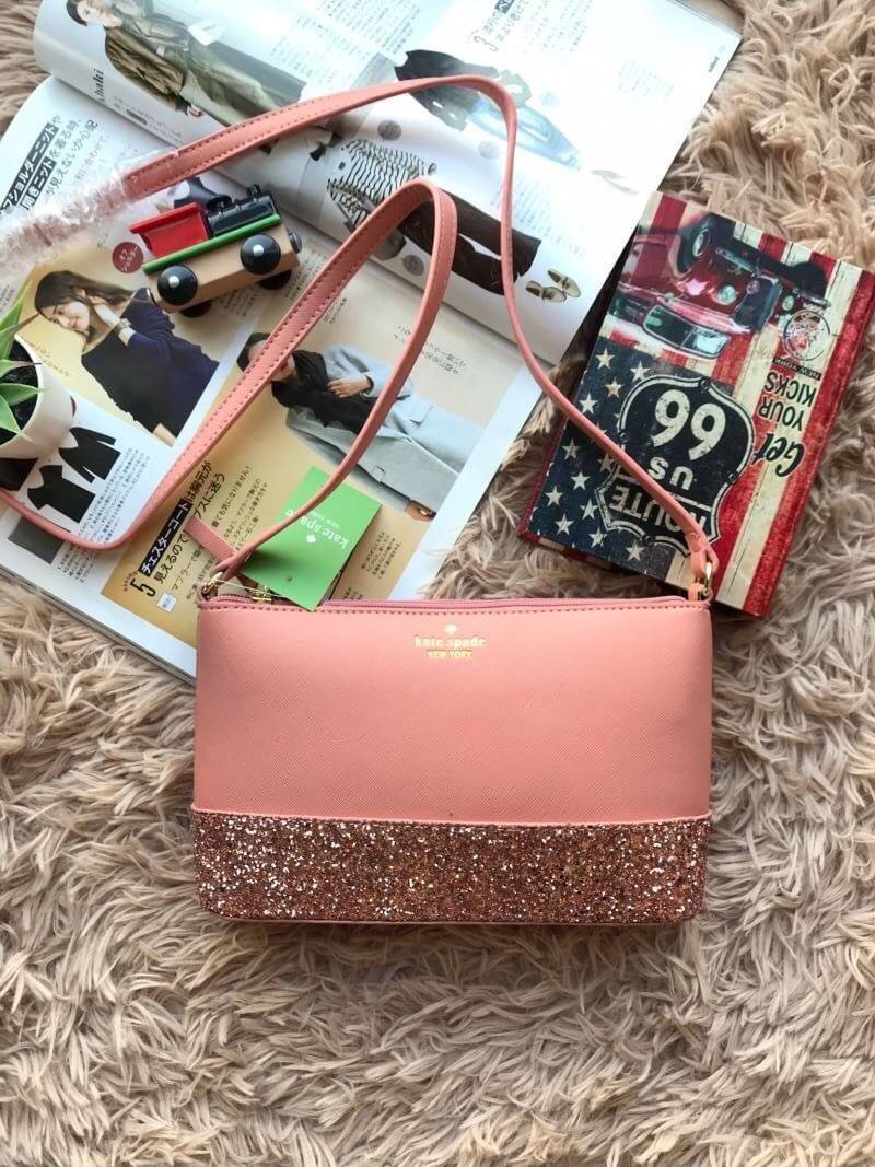 Kate Spade New York Greta Court Ramey Gritter Crossbody Bag กระเป๋าสะพายที่มีดีเทลเป็นกริชเตอร์วิ้งที่ก้นกระเป๋า ด้านบนหนังsaffiano เปิดปิดด้วยซิปเดียวด้านบน ภายในใส่กระเป๋าสตางค์ยาว มินิไอแพคได้ สายสะพายยาว118cmปรับไม่ได้ ขนาดกำลังดีสวยน่าใช้เลยคร้า!!