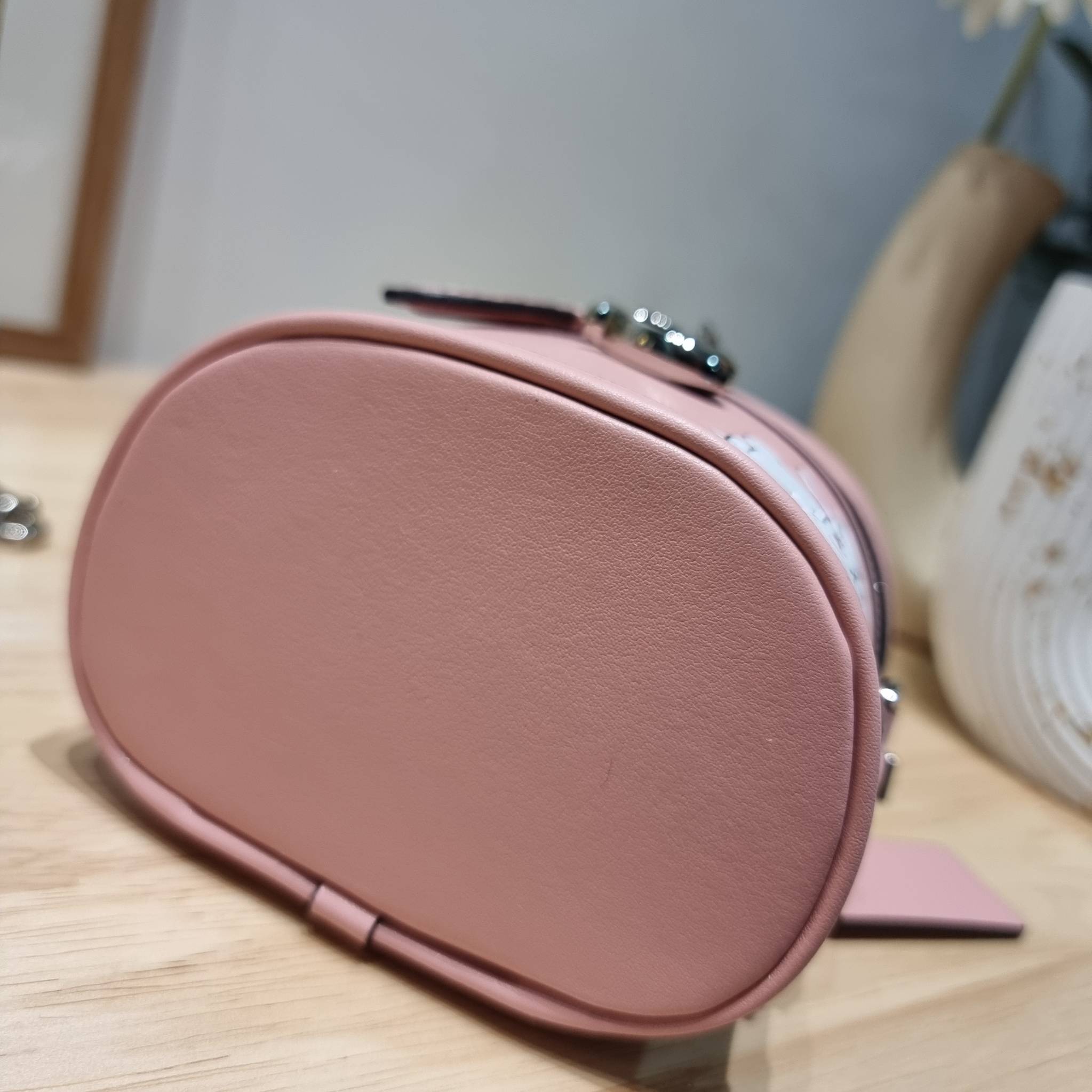 COACH TRAIL CROSSBODY 12 WITH RABBIT PRINT CN596 พร้อมส่ง กระเป๋าสะพายทรงกล่องทรงโค้ง น่ารักสุดฮิต โดดเด่นด้วยน้องกระต่าย และอะไหล่ตัวซีที่หัวซิป ใช้งานสะดวก