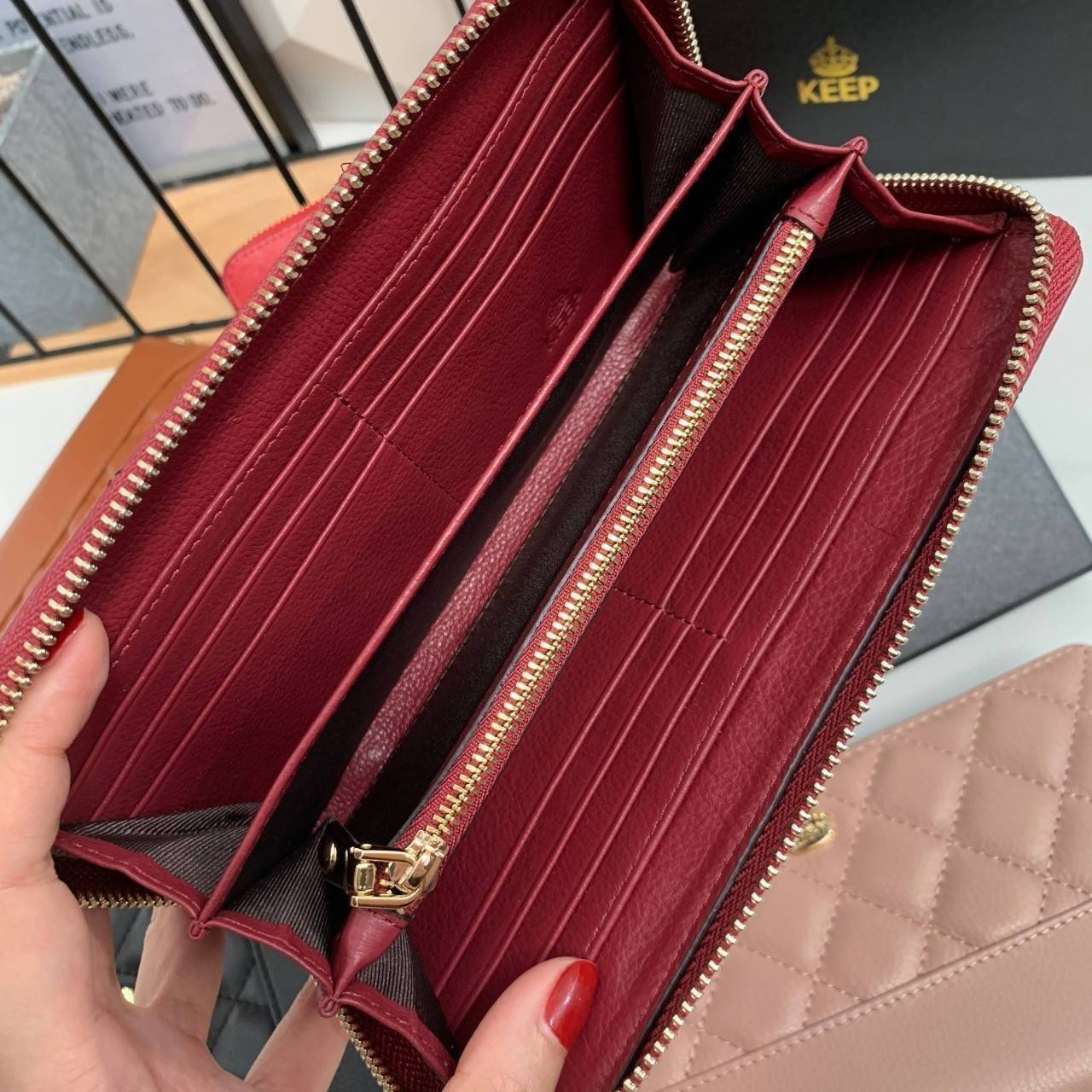 กระเป๋าสตางค์ Size ยาว ซิปรอบ สวยรับเงินมากใบนี้ คอนเฟิร์ม 💵💵 ใครกำลังหากระเป๋า size ห้ามพลาดนะคะ หนังสวยจริงๆ หนังวัวแท้ ตีตาราง นิ่ม ฟู ใช้หนังเกรดดีที่สุด สวยมาก KEEP • Super Rich ( Long )• กระเป๋า สตางค์ขนาดยาว ซิปรอบ ภายใน จุของคุ้ม ใ