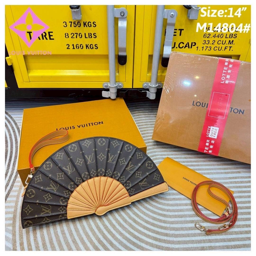 LV Fan Clutch Bag กระเป๋าทรงคลัชรูปทรงคล้ายพัดพับได้ ดีไซน์น่ารักสดใส ใหม่ล่าสุด โดดเด่นไม่เหมือนใคร