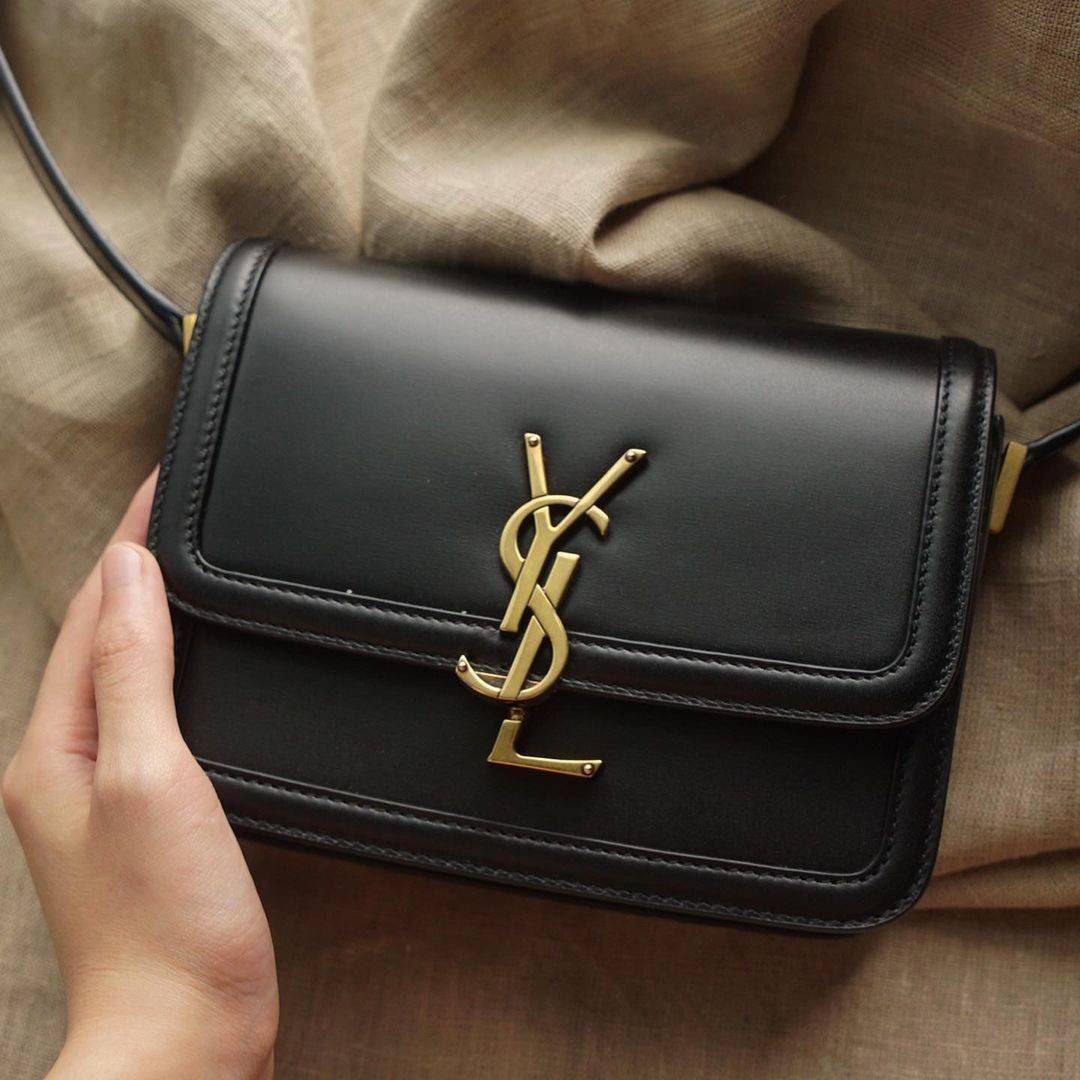 YVES SAINT LAURENT YSL BAG VIP GIFT WITH PURCHASE (GWP) พรีเมี่ยมกิ้ฟ Limited Edition จาก YSL DUTY FREE COUNTER วัสดุหนังแท้ Calfskin ทรงสี่เหลี่ยมหนังสวยหรูอยู่ทรงเปิดปิดด้วยฝาปิดโลโก้แบรนด์อะไหล่ทอง ภายในโล่งมีช่องหลัก และช่องย่อยสามารถใส่มือถือของใช้จุ