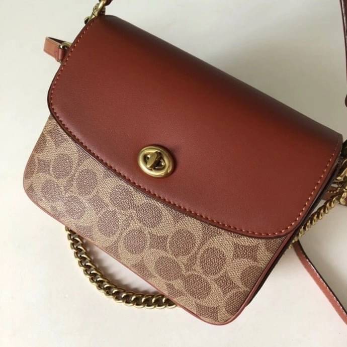 3สาย Coach 89089 Cassie Crossbody 19 In Signature Canvas เรียบหรู ดูดี ต้องไอเท็มนี้เลยจ้า กระเป๋าถือ/สะพายข้าง สุดพิเศษ!! มีสายมาให้ถึง 3 แบบ!! สลับใช้แมทช์ตามสไตล์ได้เลย วัสดุหนังแคนวาสสลับหนังเรียบ เปิด-ปิดด้วยตัวบิดล็อค ภายในแบ่งสัดส่วนอย่างดี ใส่ของไ