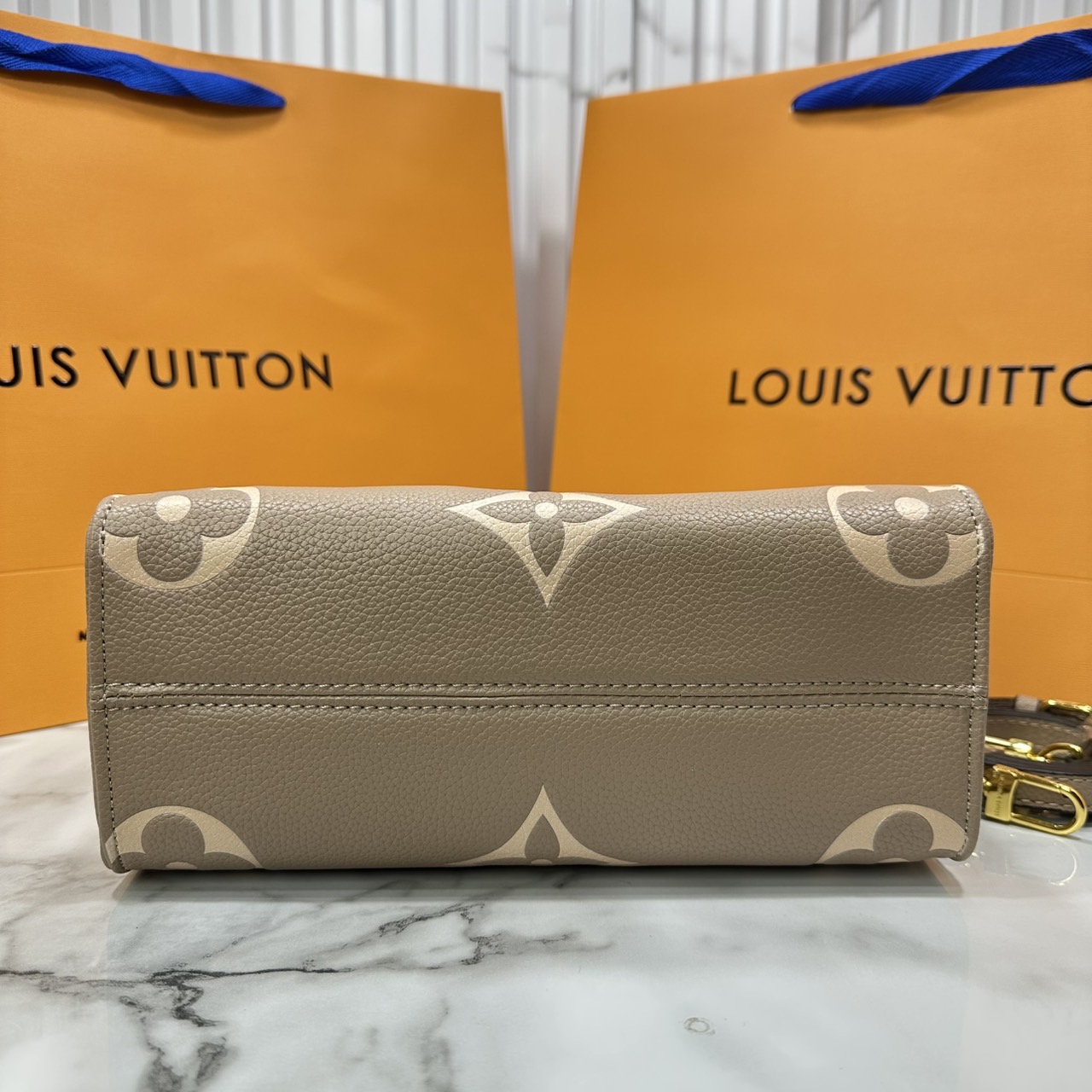 ORI หนังแท้ | LV OnTheGo PM bag กระเป๋าสะพายทรงโท้ท Monogram Empreinte ประทับลาย Medium Bicolor พกพาของใช้ที่จำเป็นอย่างมินิแท็บเล็ต เลือกใช้งานได้หลายรูปแบบ