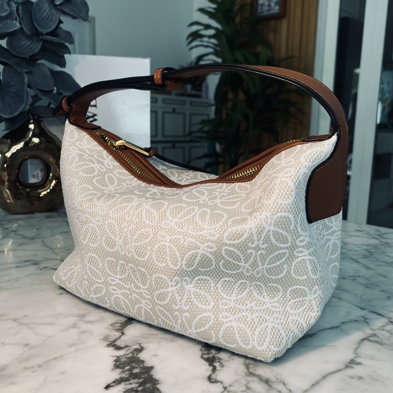 LOEWE Cubi Small Logo Canvas Top Handle Bag กระเป๋าทรงสวยดีไซน์ยอดฮิตประจำปีเลย! ปักโลโก้แบรนด์บนผ้าทั้งใบเป็นเอกลักษณ์ หูจับปรับได้ สวยหรูวินเทจ