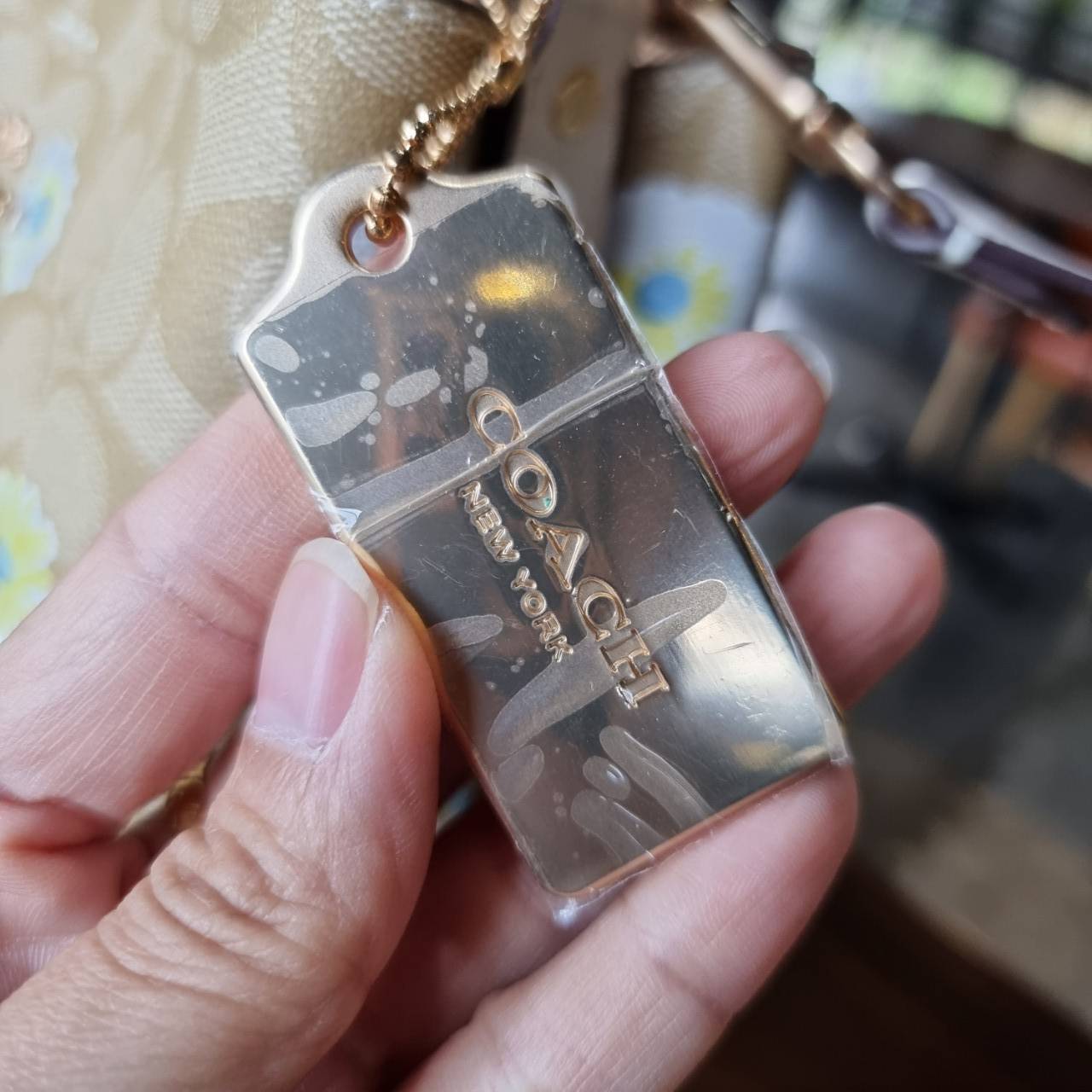 OUTLET 】COACH C3411 SMALL TOWN BUCKET BAG IN SIGNATURE CANVAS WITH DAISY PRINT สวยสดใสมาให้ถึงบ้านจ้า!! กระเป๋าทรงบัคเก็ตยอดฮิต รอบนี้น่ารักมุ้งมิ้งไม่เลิก ดีไซน์ลายดอกเดซี่คละรอบใบ วัสดุหนังแคนวาสเคลือบลาย ปากกระเป๋าเปิด-ปิดด้วยกระดุมแม่เหล็ก 2ฝั่ง มีหูจ