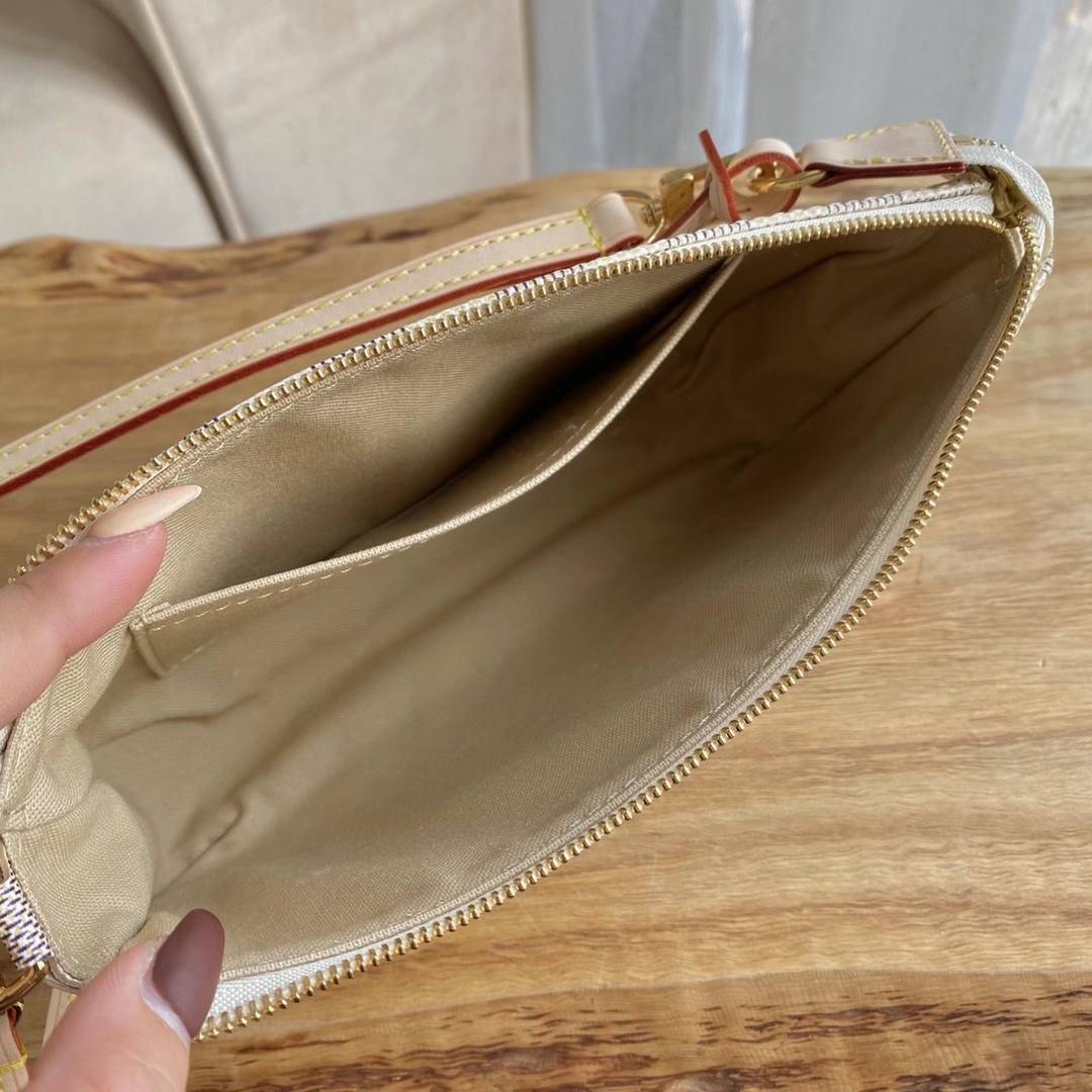 หนังแท้ LOUIS VUITTON MONOGRAM POCHTE ACCESSORIES BAG พร้อมส่งที่ไทย รุ่นฮิตตลอดกาล ต้องมีไว้ครอบครองจ๊ะ ที่สำคัญไม่ต้องเสียตังเยอะซื้อของแท้ก็ได้งานที่เทียบเท่าของแท้เพราะสำหรับรุ่นนี้เราอัพเกรดมาแล้ว งานละเอียดทุกตารางนิ้ว หนัง&อะไหล่นำเข้า การวางลายตรง