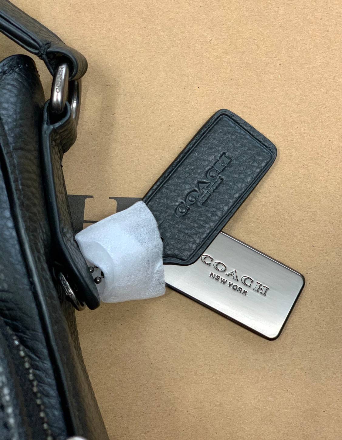 COACH SULLIVAN FLAP CROSSBODY IN SIGNATURE ((C9870)) ความเท๋ ความหล่อ ยกให้รุ่นนี้เลยค่าา พร้อมส่งก่อนใคร! ทรง สวยเก๋ กระเป๋าสะพายแบบครอสบอดี้ร์ของคุณผู้ชายเค้าเลยค่ะ หนังแท้2แบบสวยงาม น่าใช้มากๆ