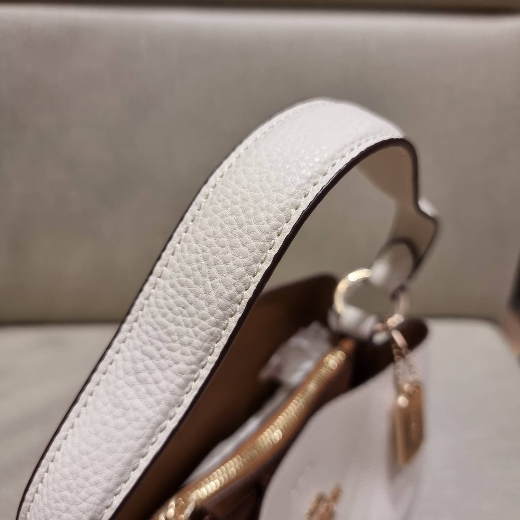 COACH 1011 SMALL TOWN BUCKET BAG รุ่นยอดนิยมใบเล็ก กระเป๋าทรงบัคเก็ต สีคลาสสิคเรียบหรู ตัดกับโลโก้สีทองดูโดดเด่น วัสดุหนัง pepble สวยคมทุกมุมจริงๆ!! เปิด-ปิดด้วยกระดุมแม่เหล็กทั้ง 2 ฝั่ง ภายในเป็นช่องโล่ง มาพร้อมสายสะพายปรับได้ตามตัว ขนาดใบนี้กำลังสวย สะพ