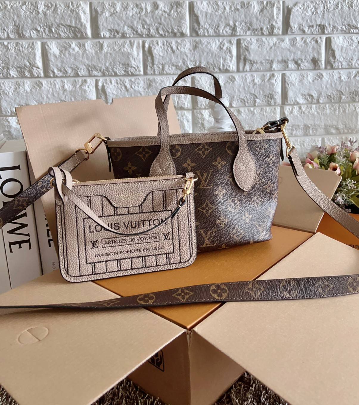 LV Neverfull Bandoulière Inside Out BB กระเป๋าทรงโท้ทไซส์เล็กใช้งานได้สองด้าน มีตะขอเกี่ยวสามารถปรับรูปทรงกระเป๋าได้หนังแท้นิ่มสวย ลายโมโนแกรมและหนังลายเกรน มาพร้อมใบลูกเข้าเซ็ทใส่สายสะพายยาวได้