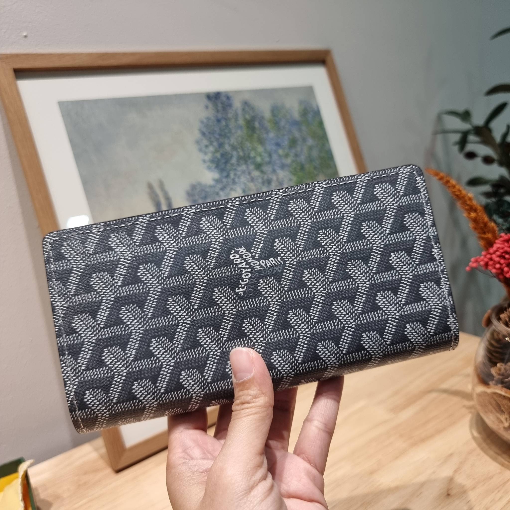 Goyard Bi Fold Long Wallet / GOYARD FLAP WALLET / Goyard Long Wallet กระเป๋าสตางค์ใบยาว รุ่น unisex ที่ใช้ได้ทั้งหนุ่มๆและสาวๆ ไอเท็มนี้ตอบโจทย์สำหรับคนที่ชอบเก็บบัตรเยอะๆ
