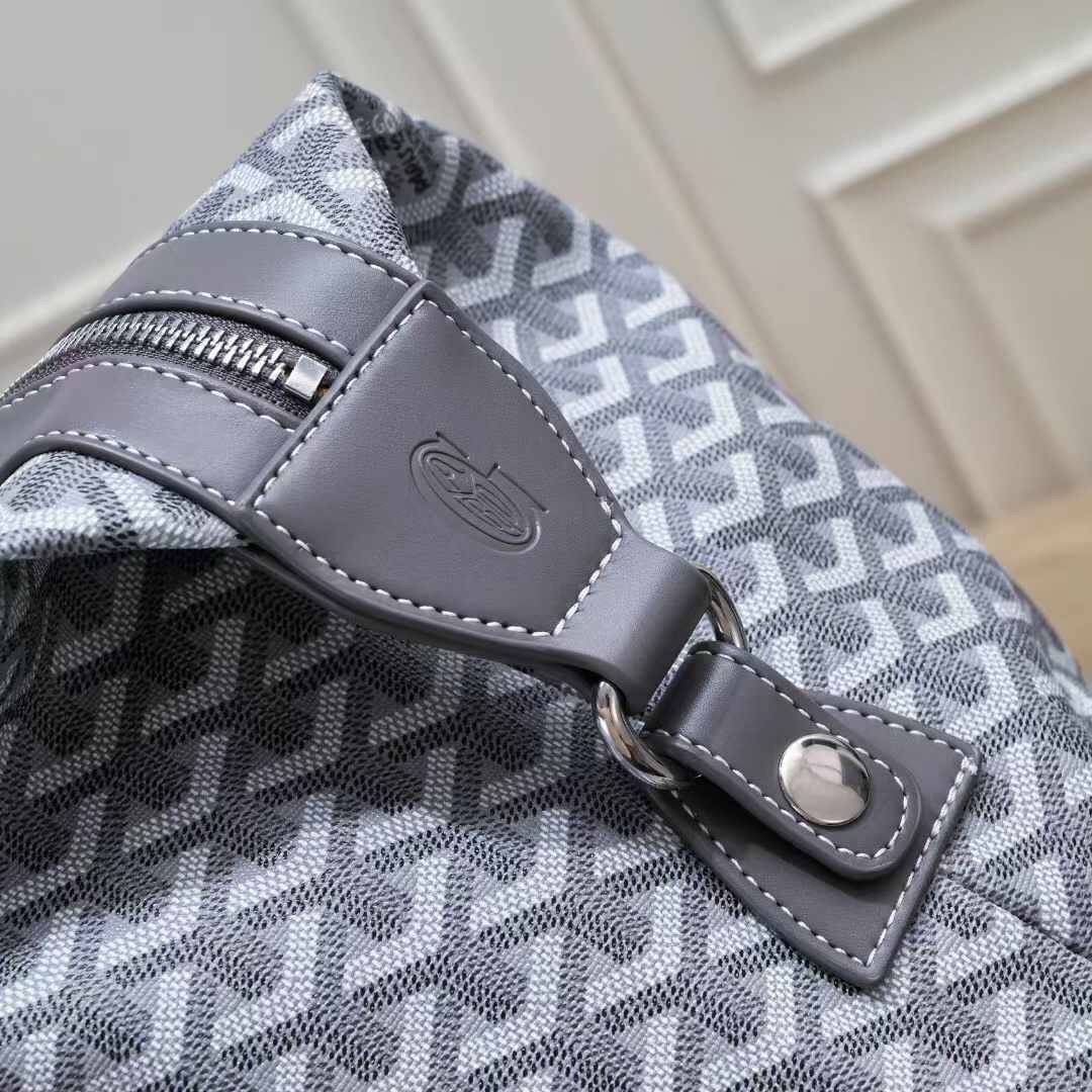 Goyard Boeing Travel 55 Duffle Bag กระเป๋าเดินทางใบใหญ่ ดีไซน์สวยคลาสสิกเป็นเอกลักษณ์ ไอเท็มที่จะทำให้การเดินทางไม่ธรรมดาอีกต่อไป ด้วยดีเทลความเป็นเอกลักษณ์ เรียบแต่หรู ภายในจุของได้เยอะมาก ใหญ่จริง!! ใบนี้คุ้มค่าราคามากๆ