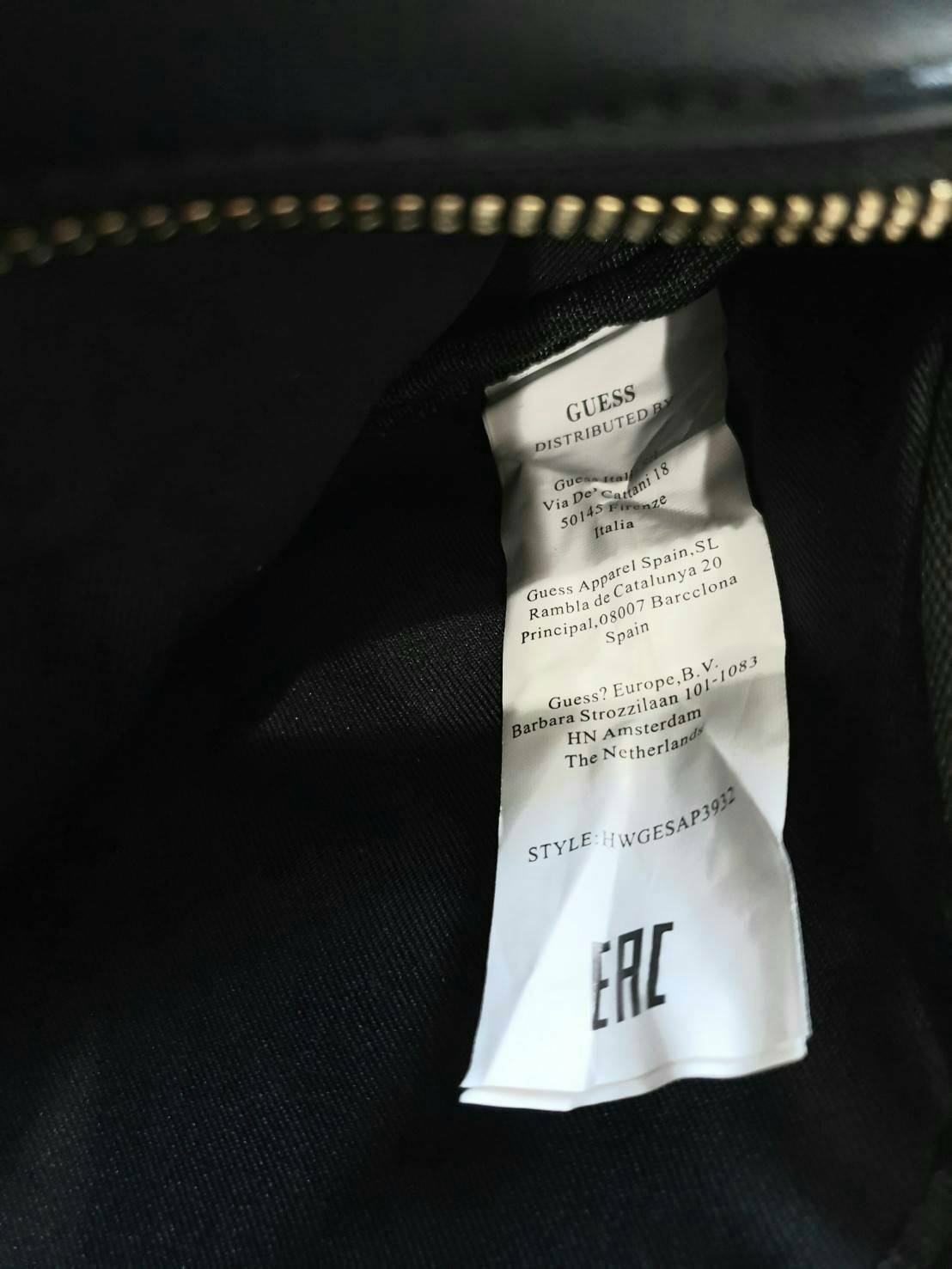 GUESS GESABEL GYM FANNY PACK กระเป๋าหนังคาดเอว/อก ด้านหน้าปั๊มโลโก้แบรนด์ทรงสามเหลี่ยม ตัวกระเป๋าเปิดปิดด้วยซิปใช้งานง่าย มี 2 ช่องซิป มีลูกเล่นซ่อนซิปหน้าคาดปิดด้วยสายพิมพ์โลโก้ ภายในกระเป๋าโล่งกว้าง สามารถใส่มือถือได้ทุกรุ่น จุของได้เยอะ รับรองถูกใจสาวๆ