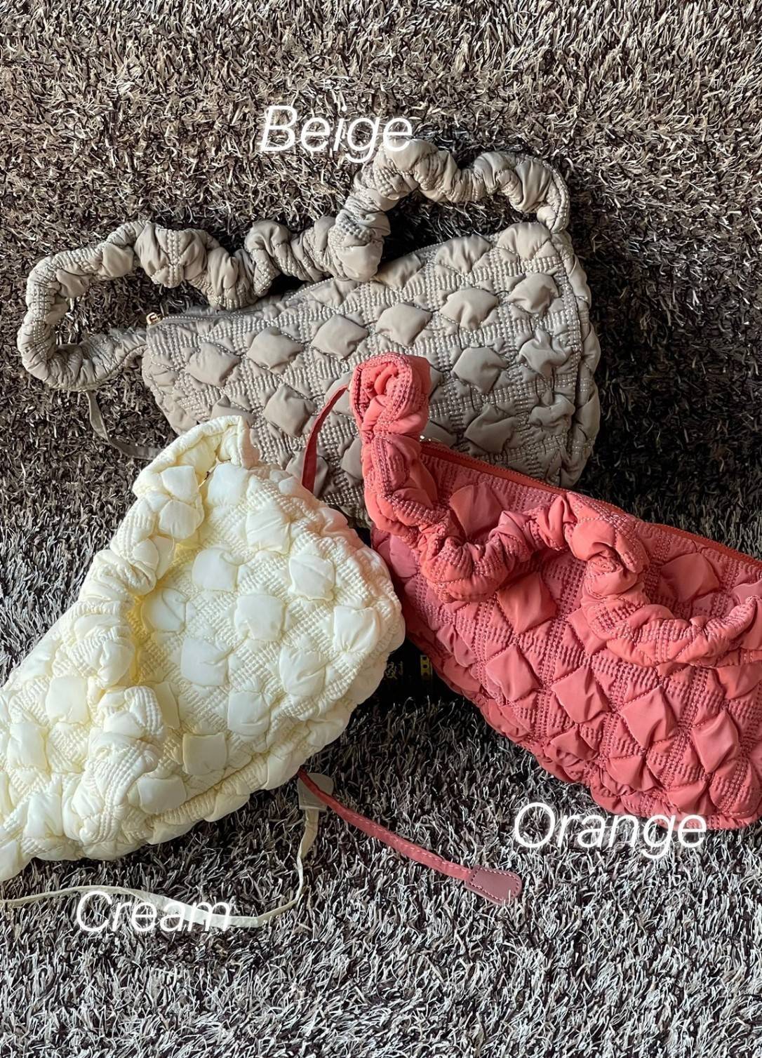 Cozy Shoulder Bag / Carlyn Bag 2022 สายแฟชั่นเกาหลีห้ามพลาด‼️ เป็นกระเป๋าที่กำลังได้รับความนิยมอย่างมากในเวลานี้ ถูกออกแบบมาให้มีลักษณะนุ่มนิ่มไม่ต่างจากพัฟเฟิลโค้ตหรือผ้านวม เลือกหยิบมาใช้ แมตช์เข้ากับคอสตูมได้ในแต่ละวัน