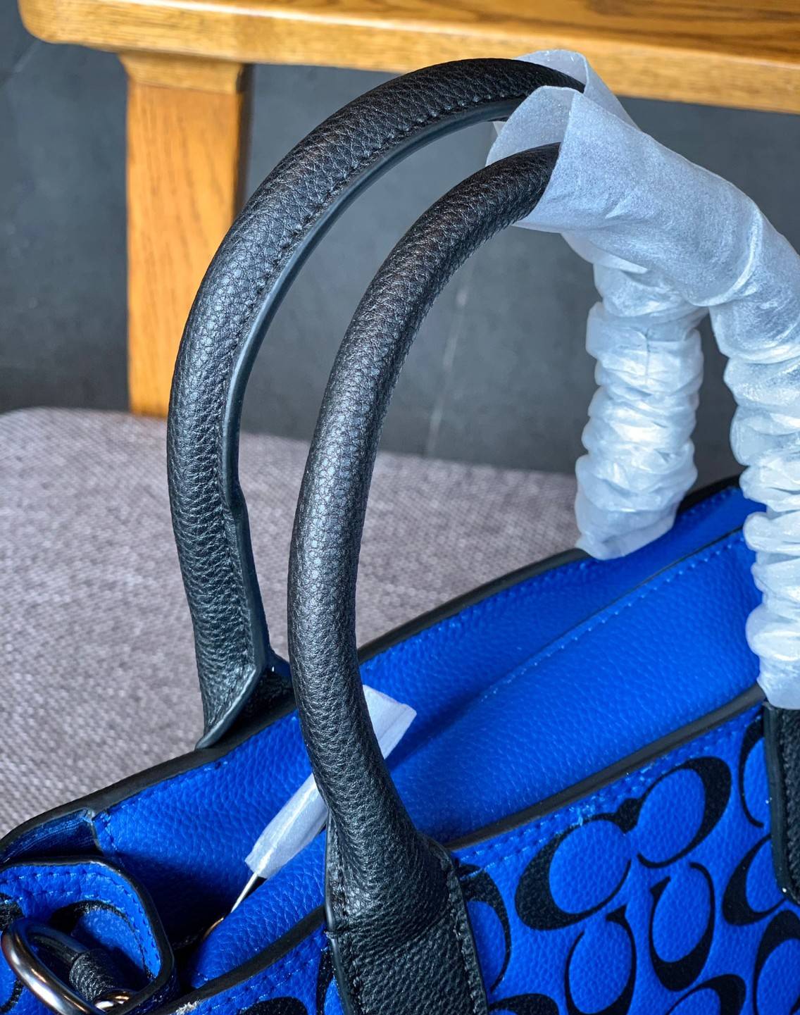 COACH COLORFUL GOTHAM TOTE SIGNATURE ((CA814)) รุ่นนี้ใช้ได้ทั้งผู้ชายและผู้หญิง ขนาดกลางๆกำลังสวยเลยค่ะ ใหม่ล่าสุด ก่อนใคร! กับกระเป๋าที่รังสรรค์สีออกมาได้สดใส เรียกได้ว่าจัดเต็มในเรื่องสีมีเดียวค่ะ หนังแท้ ลายหนังสวย บวกกับโลโก้แบรนด์ทั้งใบที่ลงลายสีได้